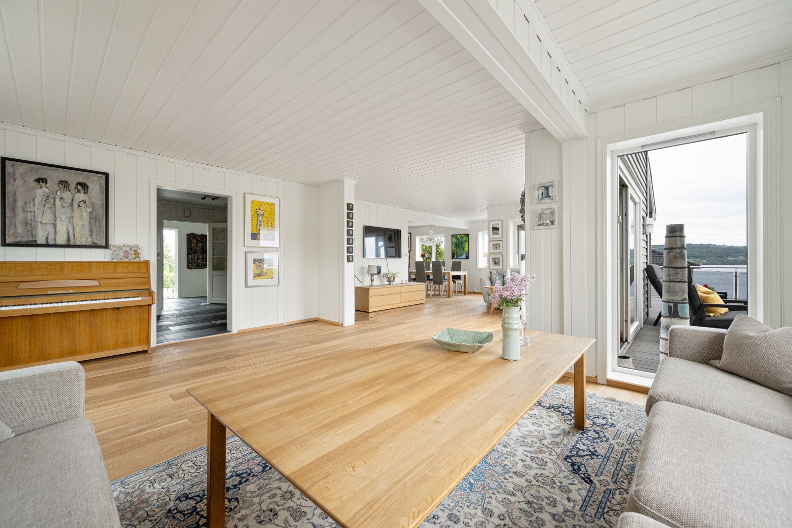 Stuen er lys og åpen Galleribilde