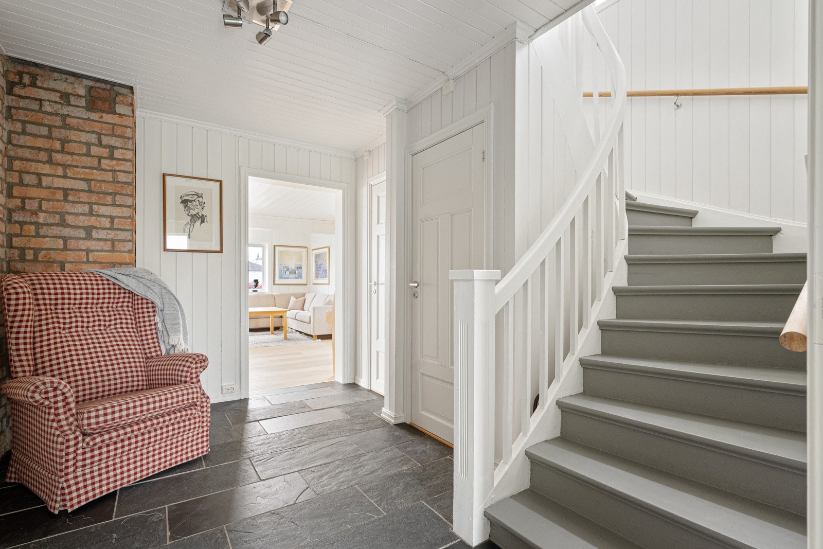 Romslig hall med trapp opp til 2.etasje Galleribilde