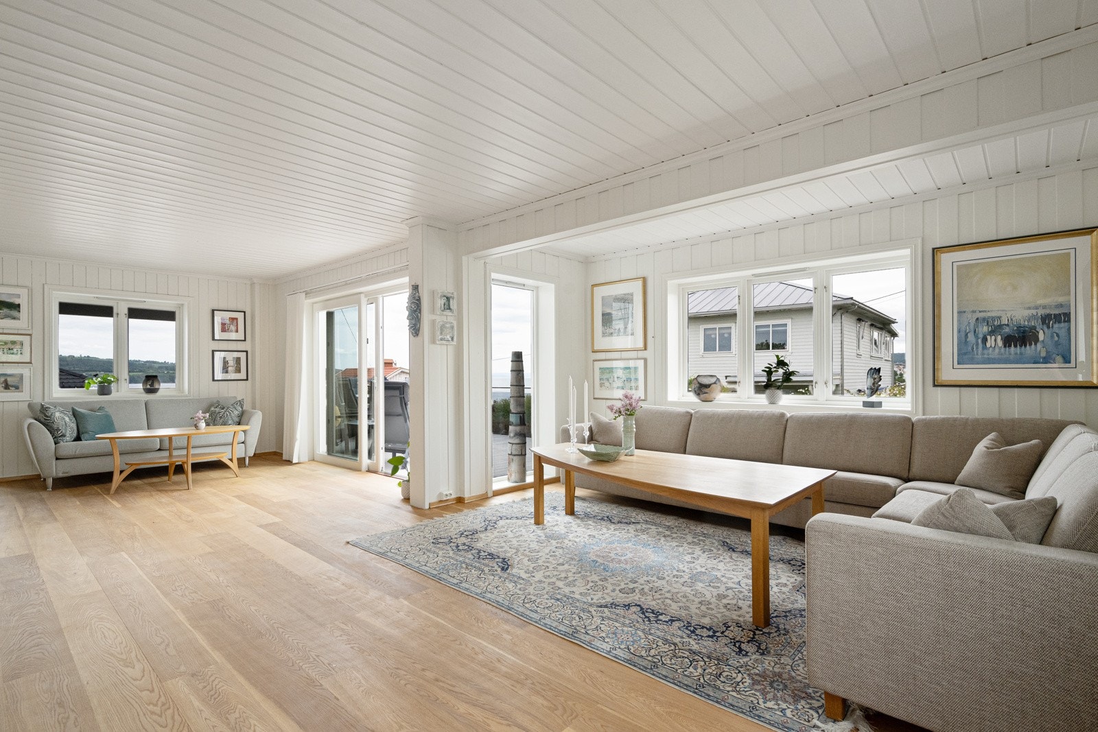 Romslig stue med plass til flere sittekroker Galleribilde