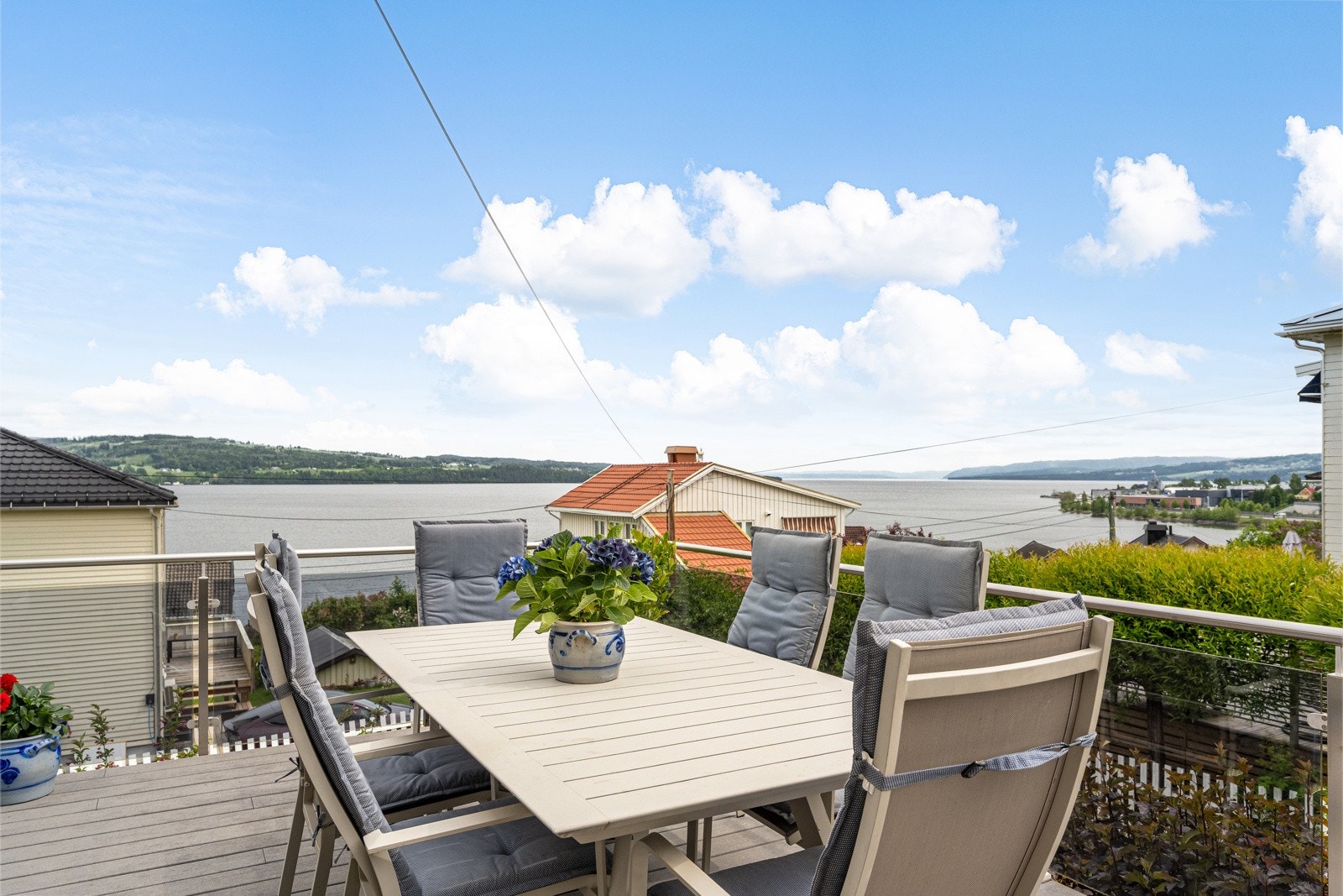 Ute på terrassen har du fin utsikt utover Mjøsa Galleribilde