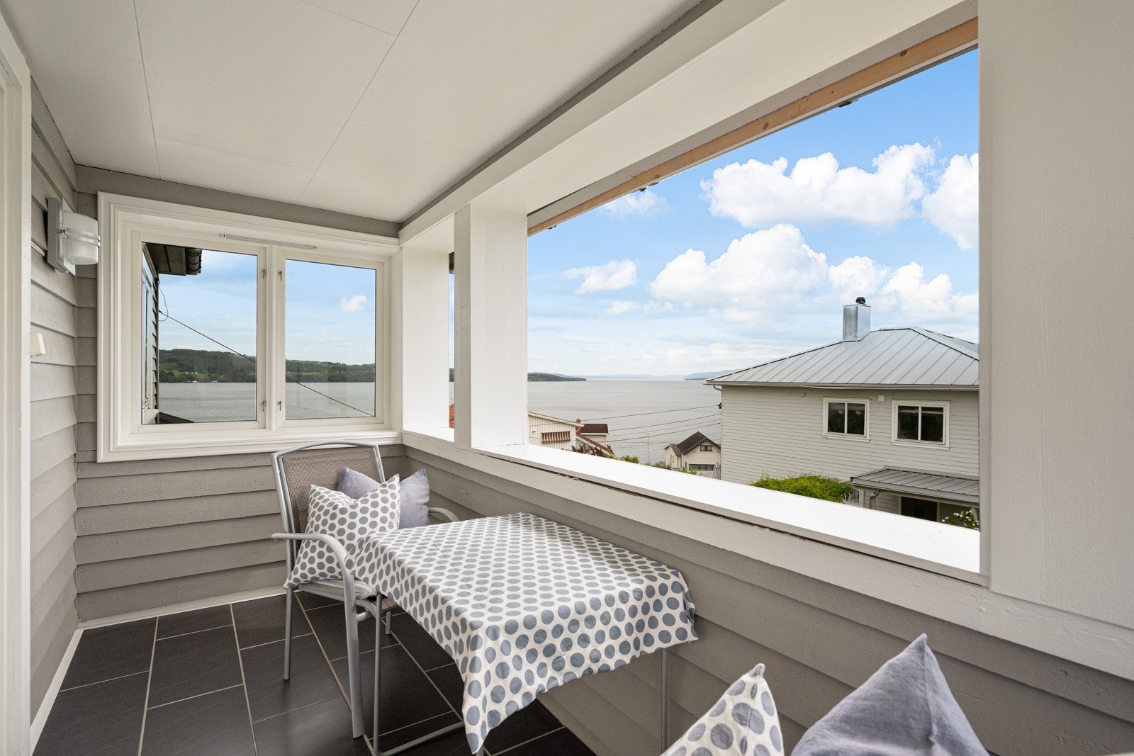 OVerbygd terrasse. Galleribilde
