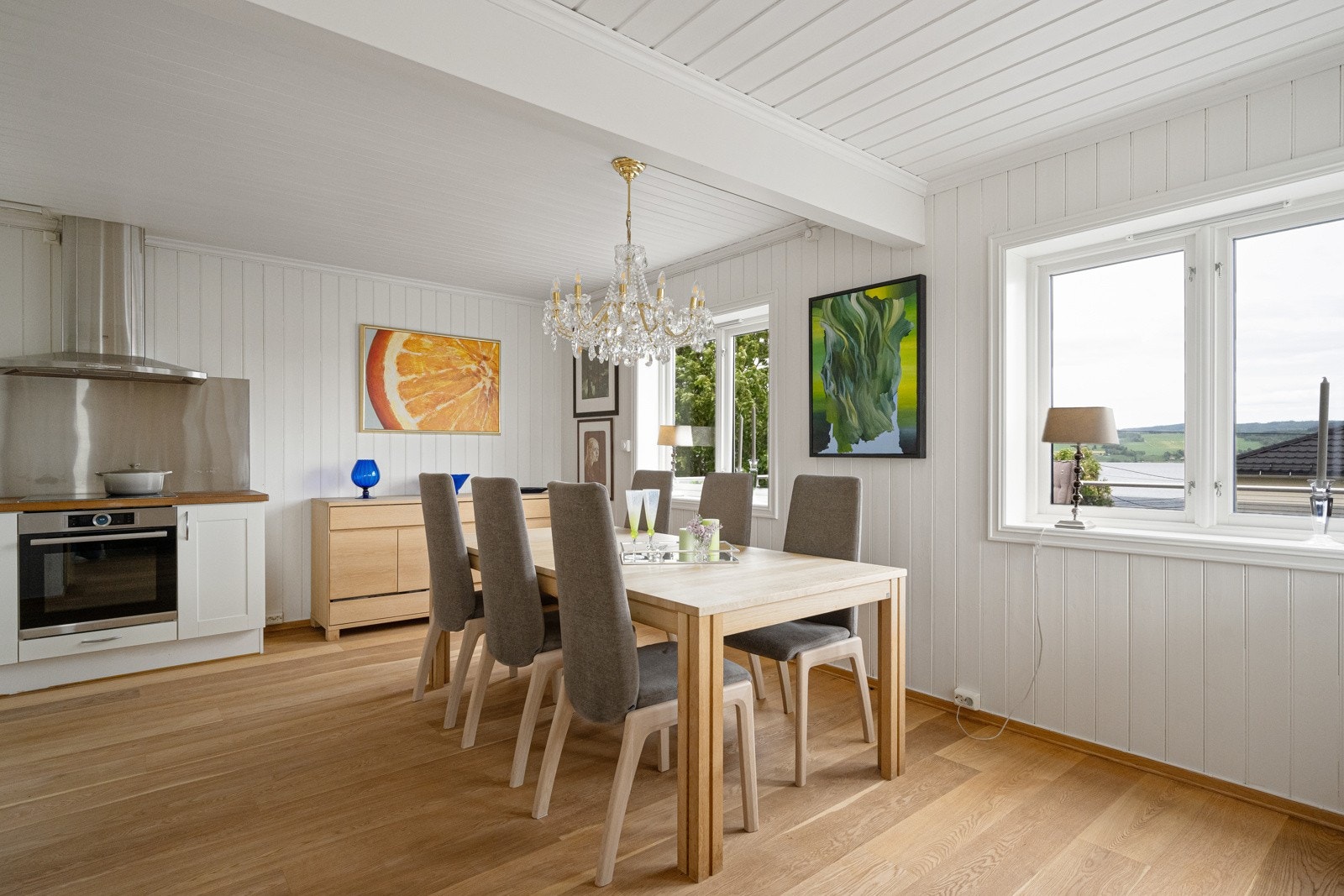 Kjøkken med stort spisebord Galleribilde