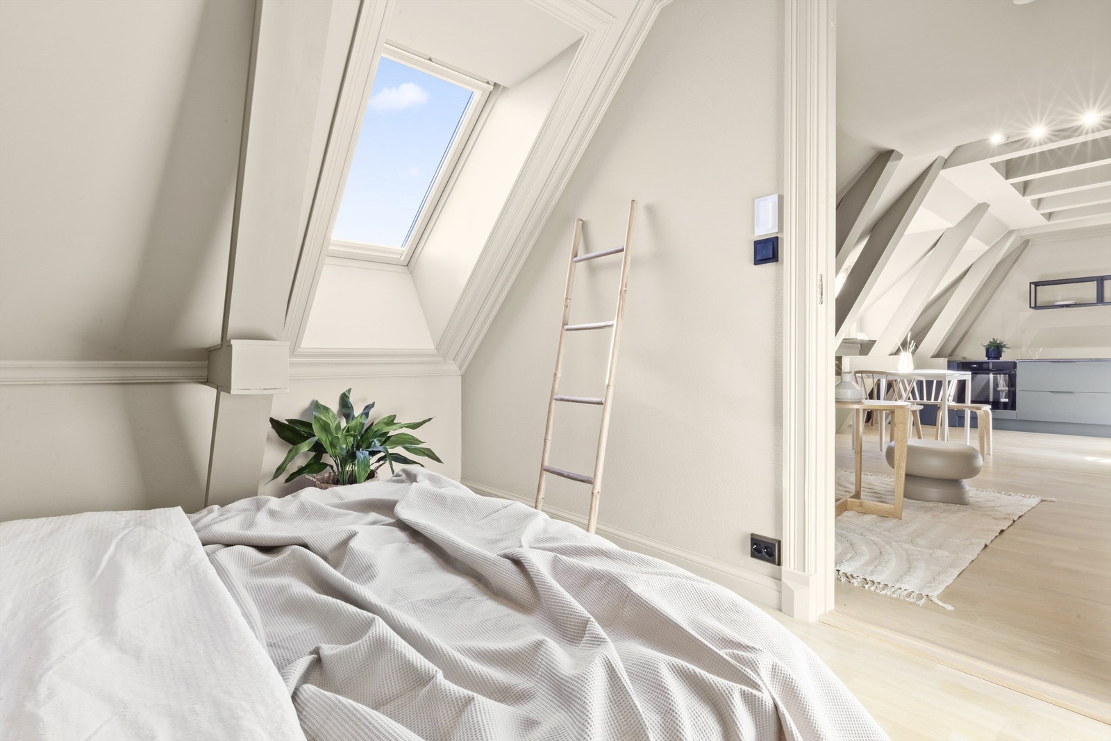 Soverom 2 via stue med plass til dobbeltseng og garderobe Galleribilde