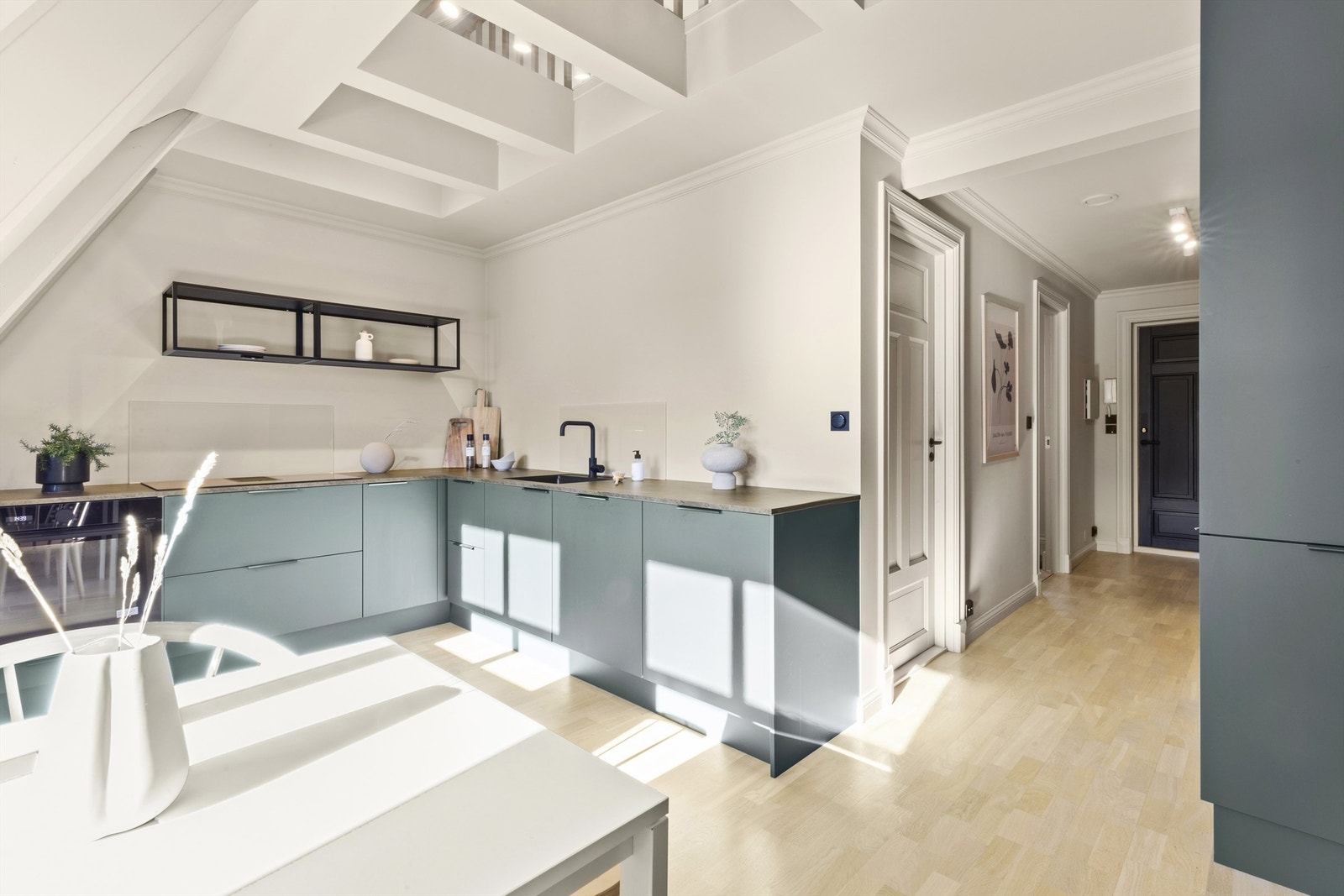 Eksklusive hvitevarer med bl.a kjøleskuff og koketopp med integrert vifte fra AEG Galleribilde