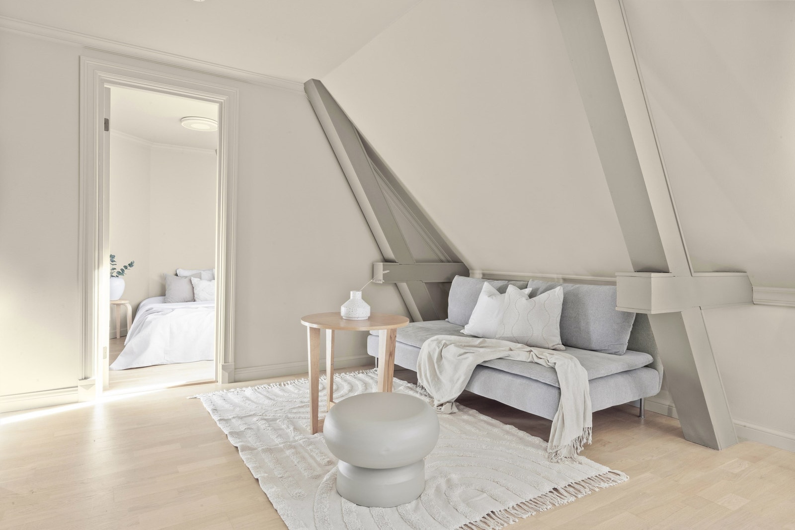 Sofagruppe i stue med plass til salongbord og en godstol om ønskelig Galleribilde