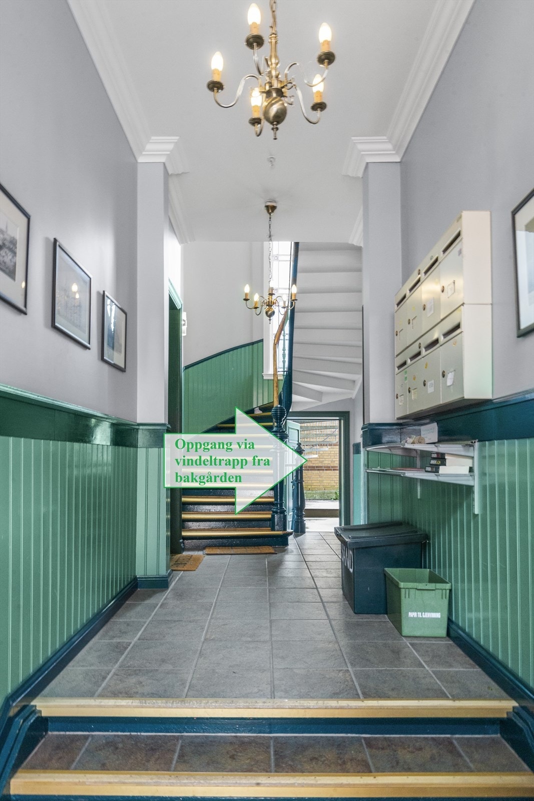 Herskapelig inngangsparti med god himlingshøyde og klassiske detaljer Galleribilde