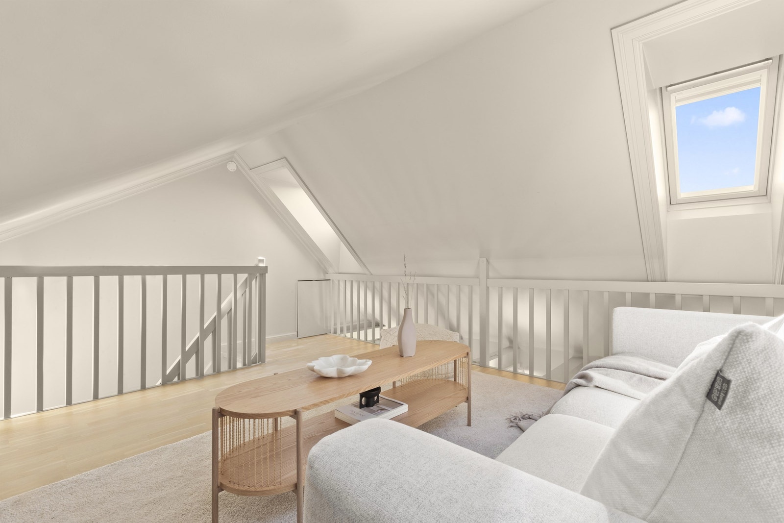 Hemsen er innredet med sofa og har et gulvareal på hele 16 kvm som ikke er medregnet Galleribilde