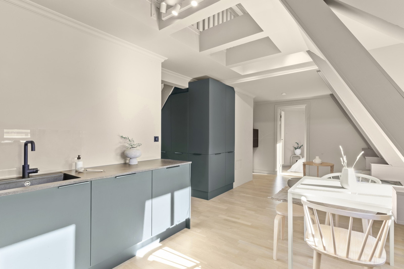 Deilig åpen stue og kjøkken løsning i lune og moderne farger Galleribilde