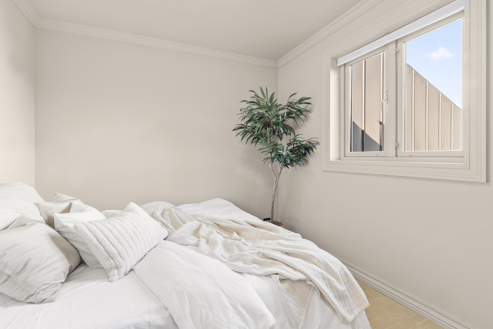 Soverom 1 - Dette rommet vender mot rolig bakgård og er tidligere vært kjøkken, som nå er flyttet til stue Galleribilde