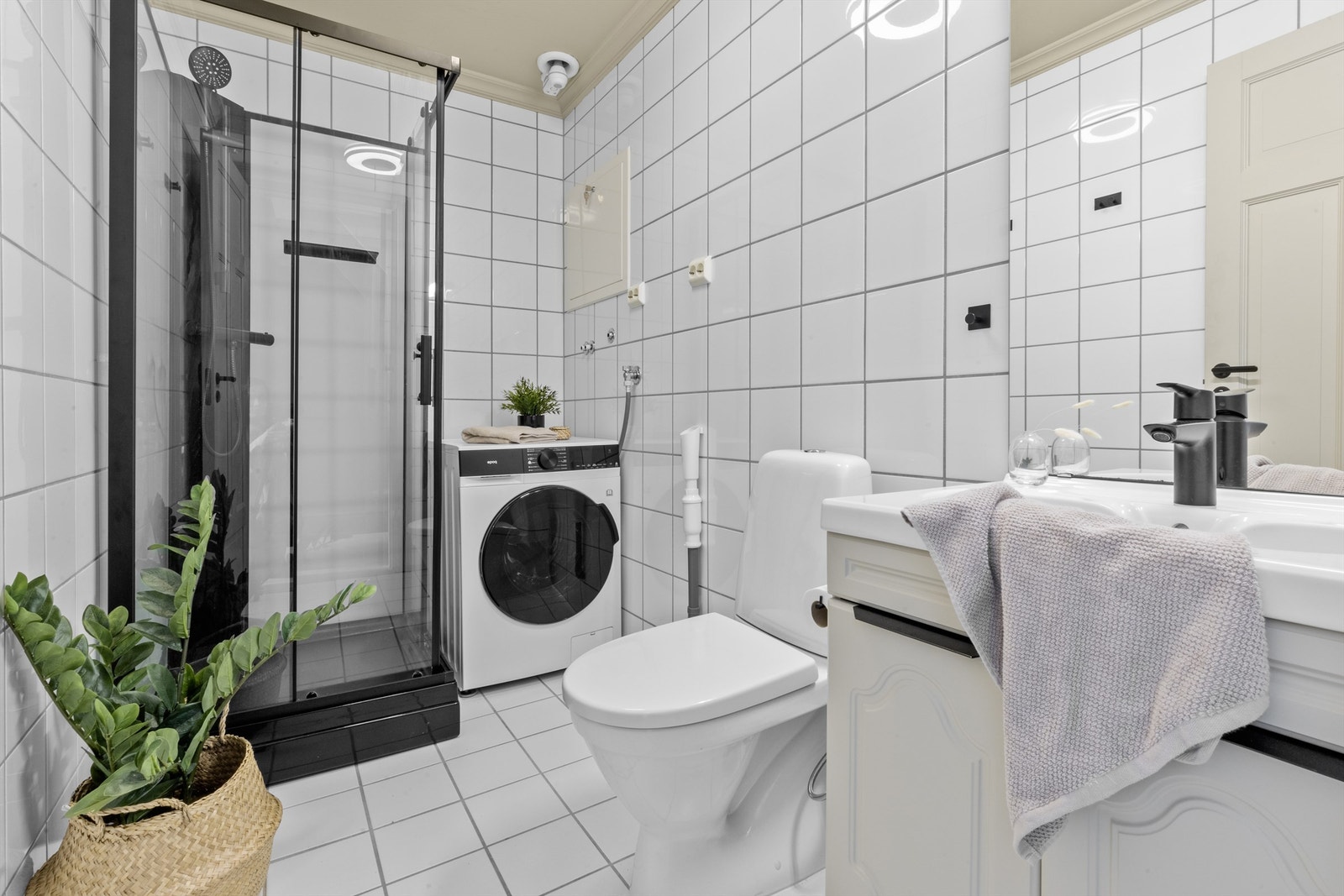 Bad ble i 2024 oppgradert med nytt kabinett og detaljer ved baderomsinnredning etc. Galleribilde