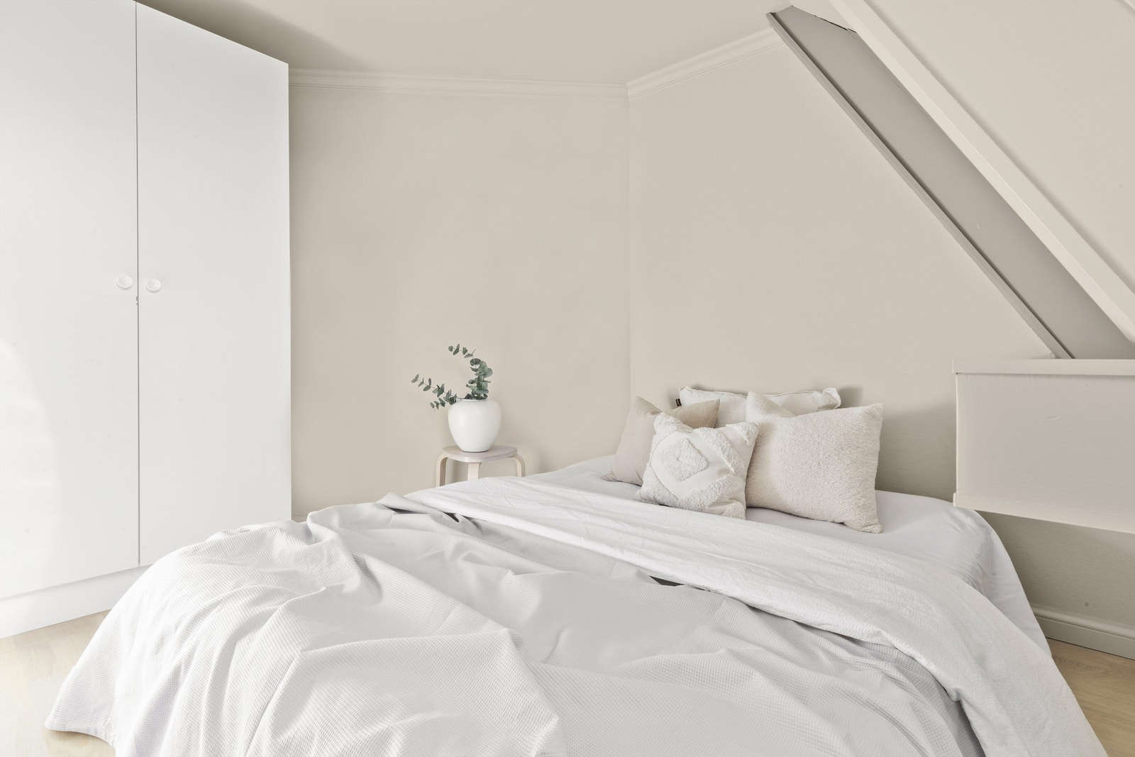 Plass til garderobeskap - Stille og rolig i 3 etasje og godt opp fra bakkeplan gir mye luft og lite innsyn Galleribilde