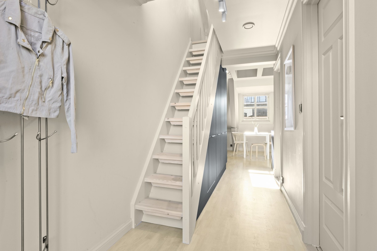 Gang med plass til ytterklær og trapp til loft med hems Galleribilde