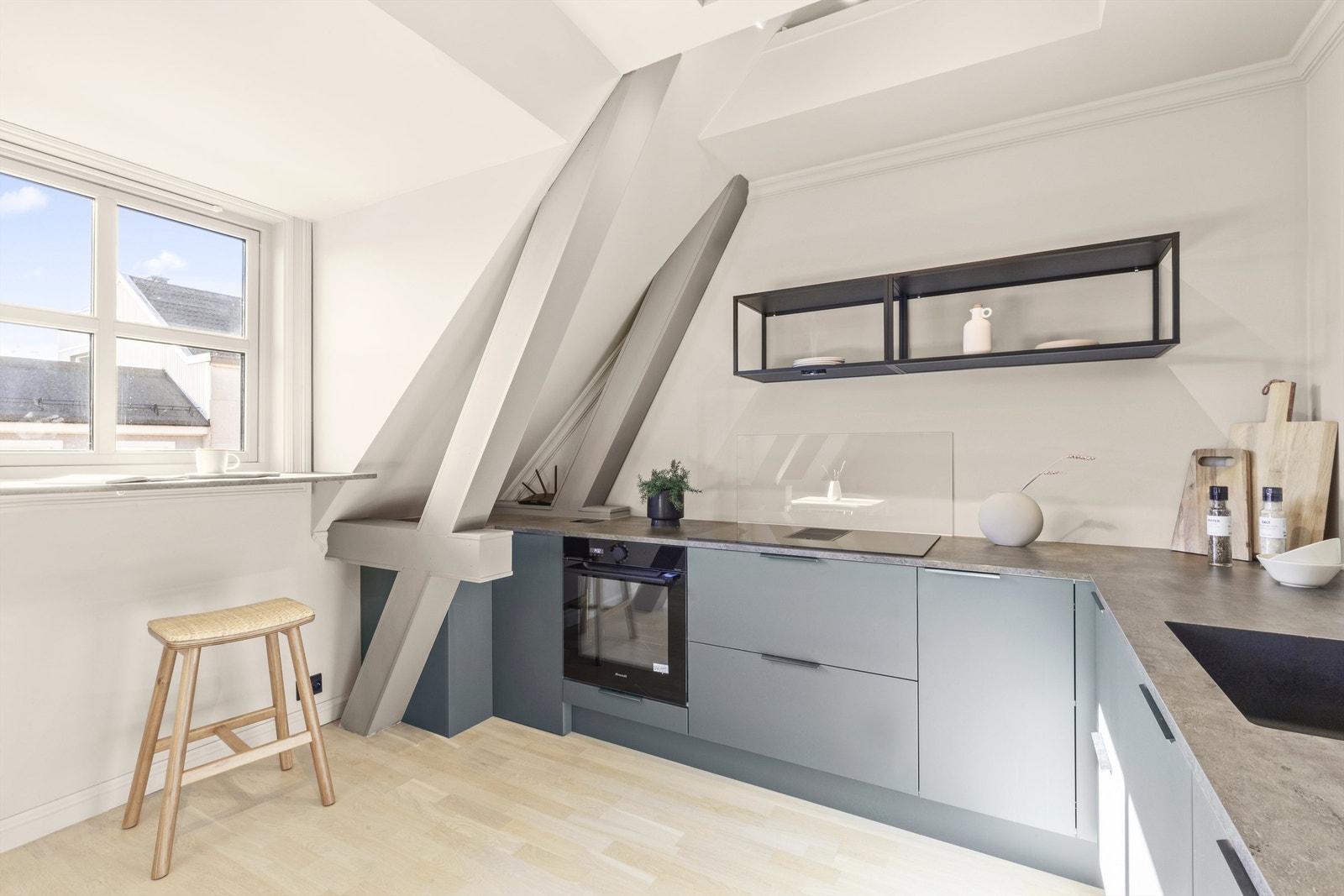 Bar løsning ved kjøkken med hyggelig utsyn fra kjøkkenvindu Galleribilde