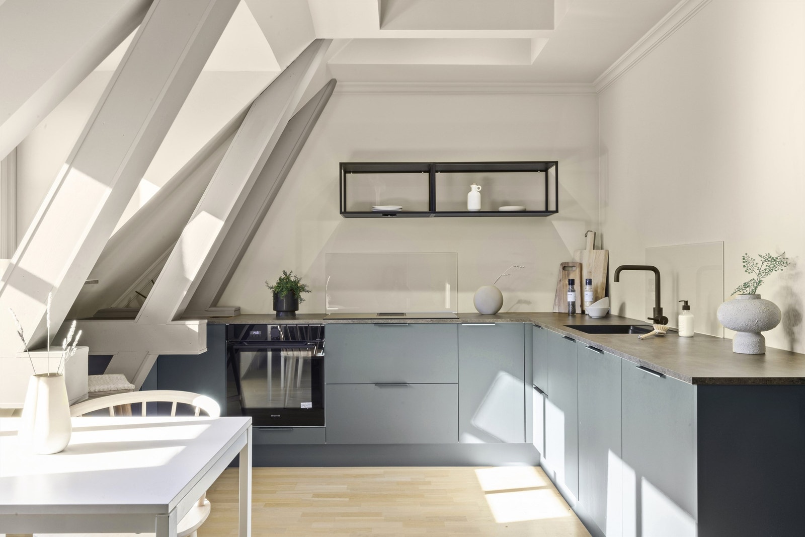 Leiligheten slipper inn godt med dagslys via både vinduer i stue og Velux vinduer fra hemsen Galleribilde