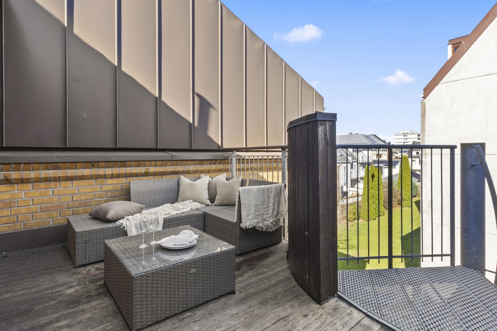 Privat uteplass med sol fra ca. kl. 9 til 18 om sommeren Galleribilde