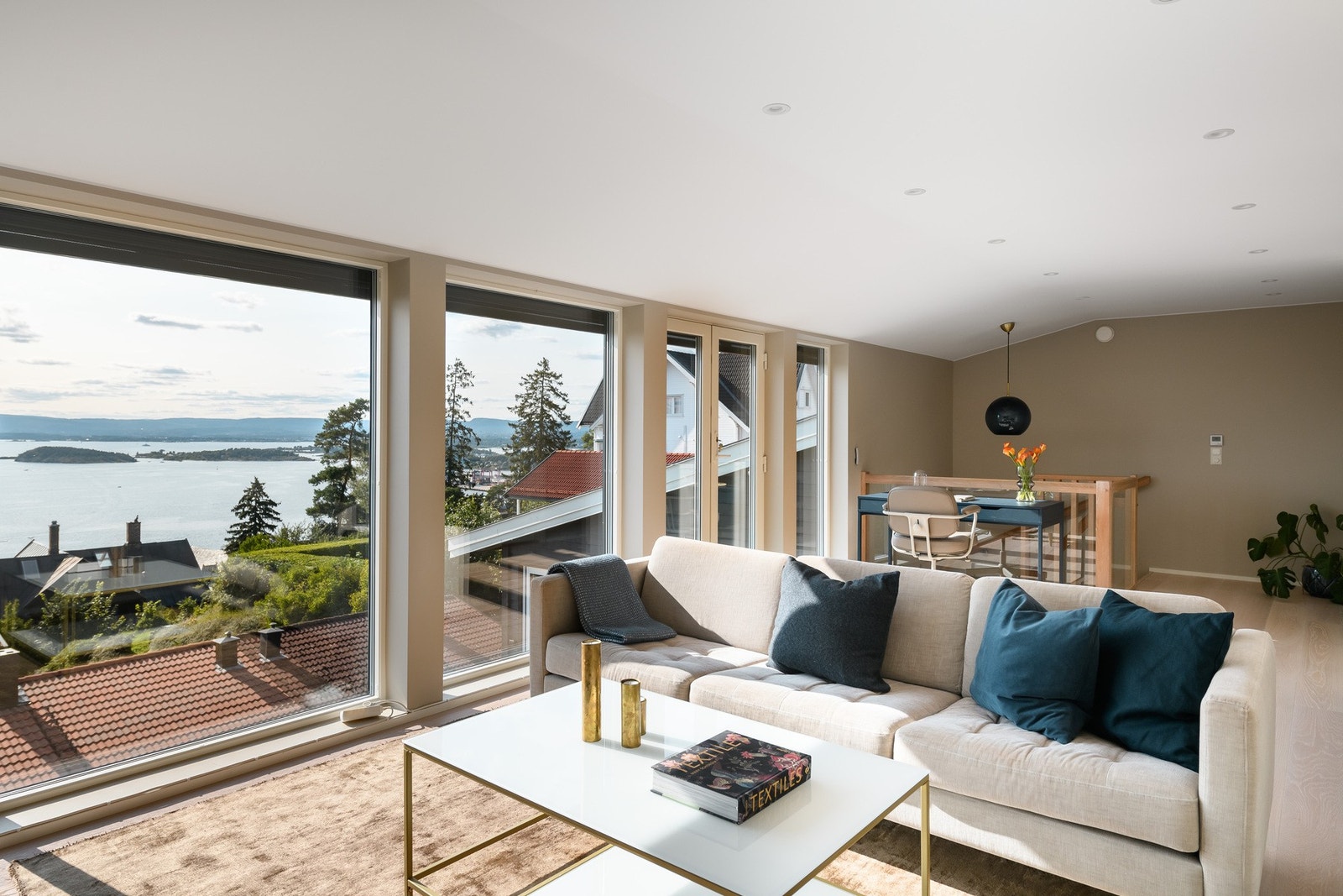 Romslig loftstue med fransk balkong. Galleribilde