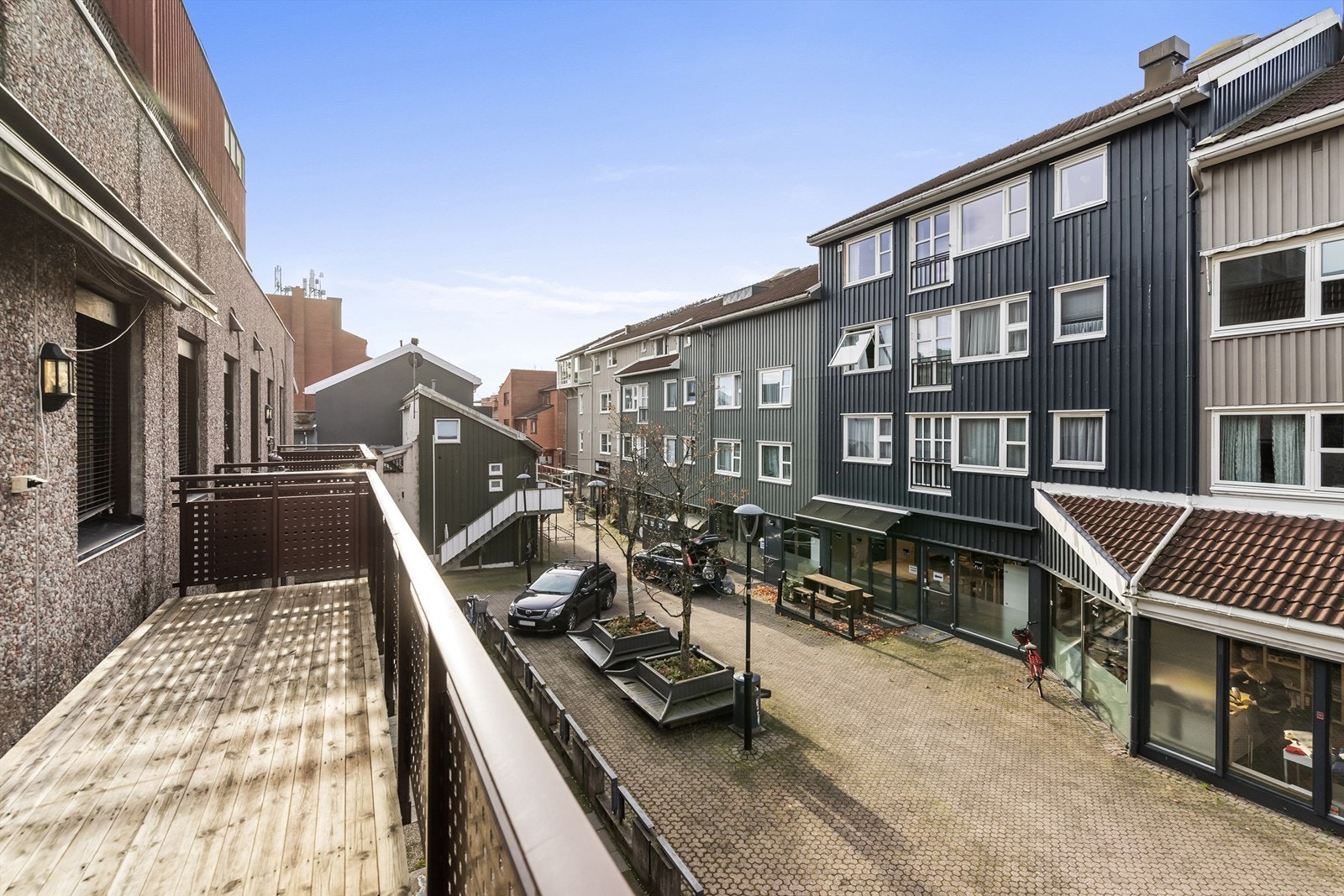 Særdeles sentralt beliggende leilighet med koselig torv som nærmeste nabo. Galleribilde