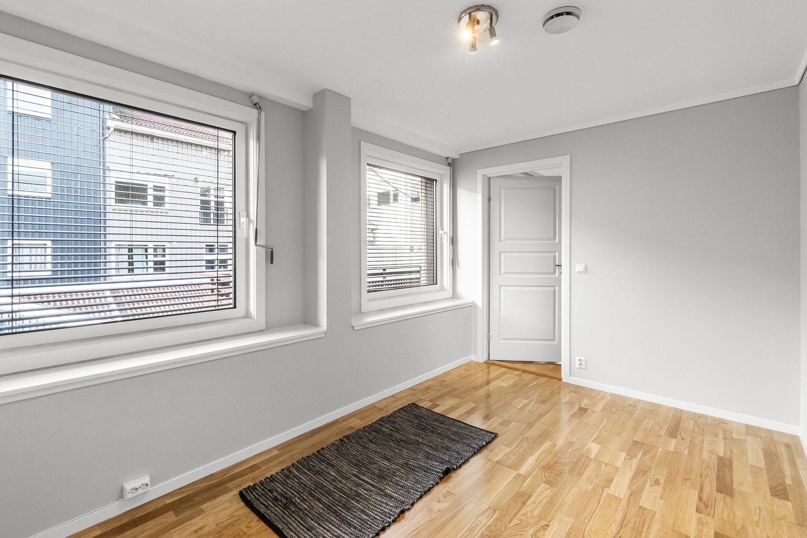 Lyst og pent innredet soverom Galleribilde