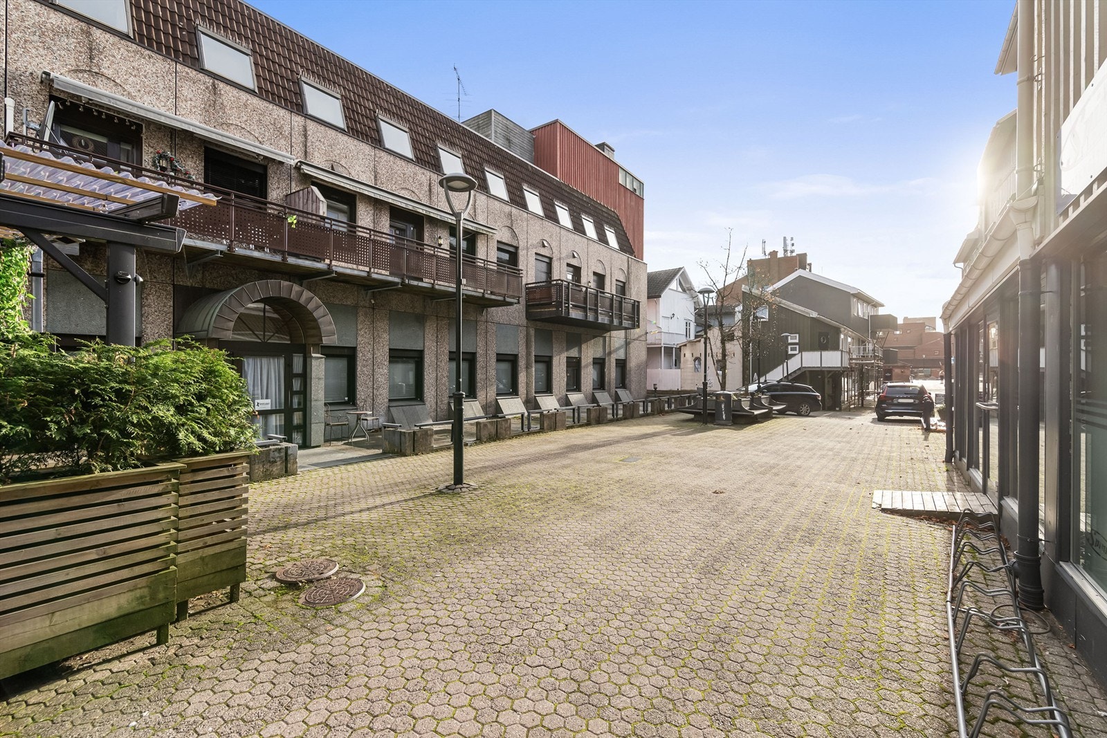 Leiligheten ligger i et attraktivt og godt etablert sentrumsområde midt i Sandefjord sentrum. Galleribilde