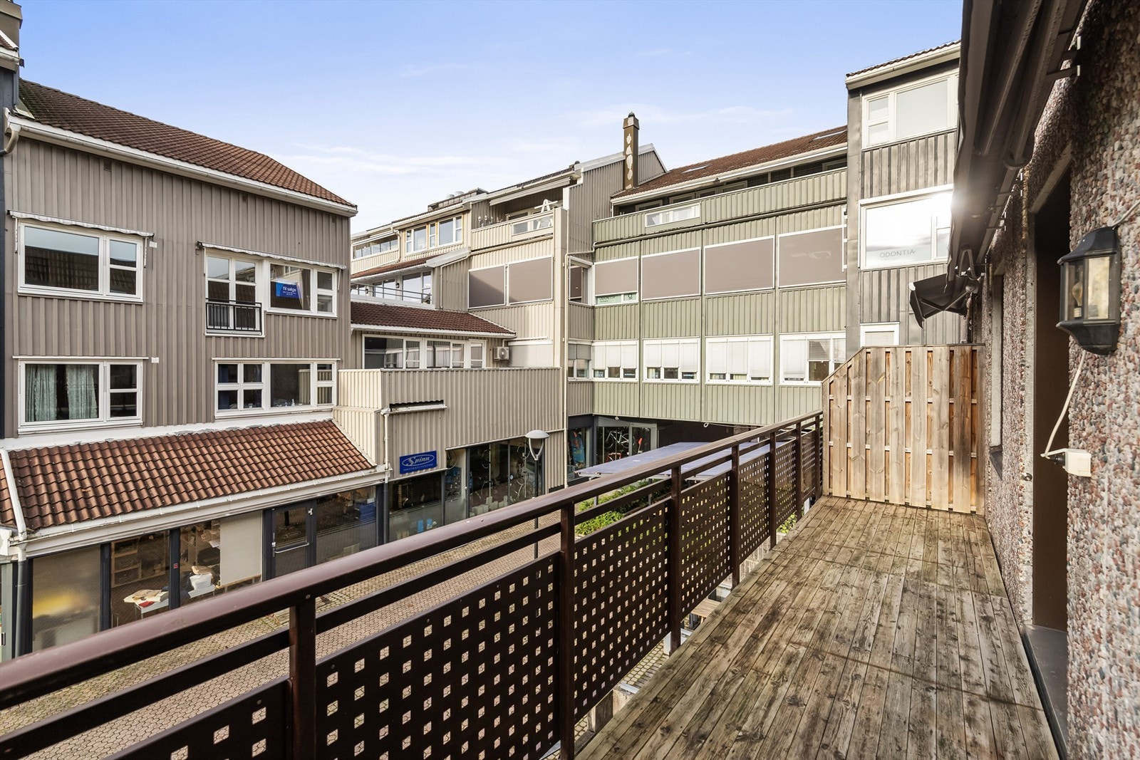 Dagligvarehandelen kan gjøres ved flere matbutikker i nærområdet. I Sandefjord finner du også et rikt utvalg av spesialforretninger i et meget kundevennlig sentrum, samt Hvaltorvet kjøpesenter med over 60 butikker. Galleribilde