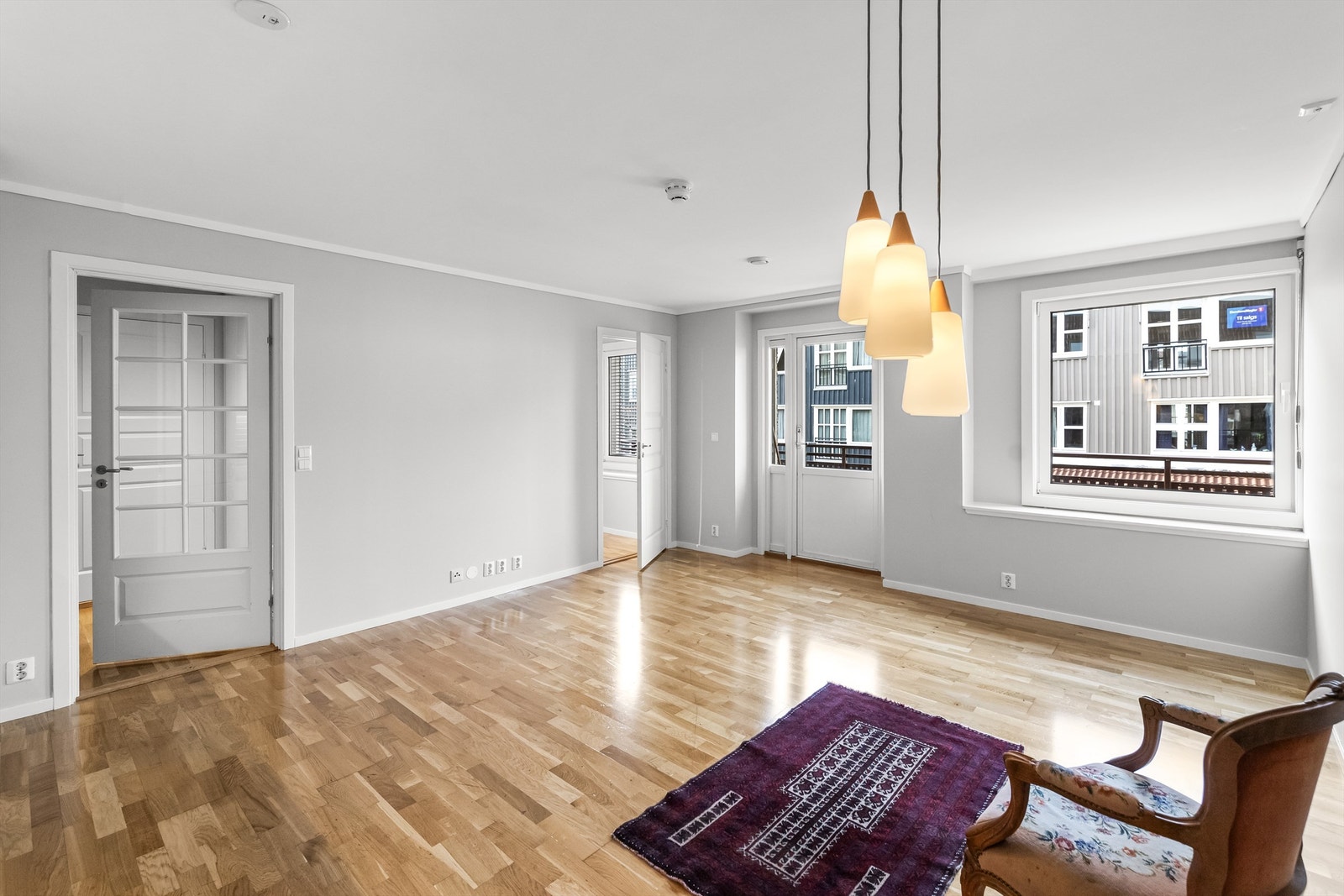 Samtlige innvendige rom er lyst og moderne innredet med en smakfull stil, og leiligheten er praktisk innredet med alt på en flate. Galleribilde