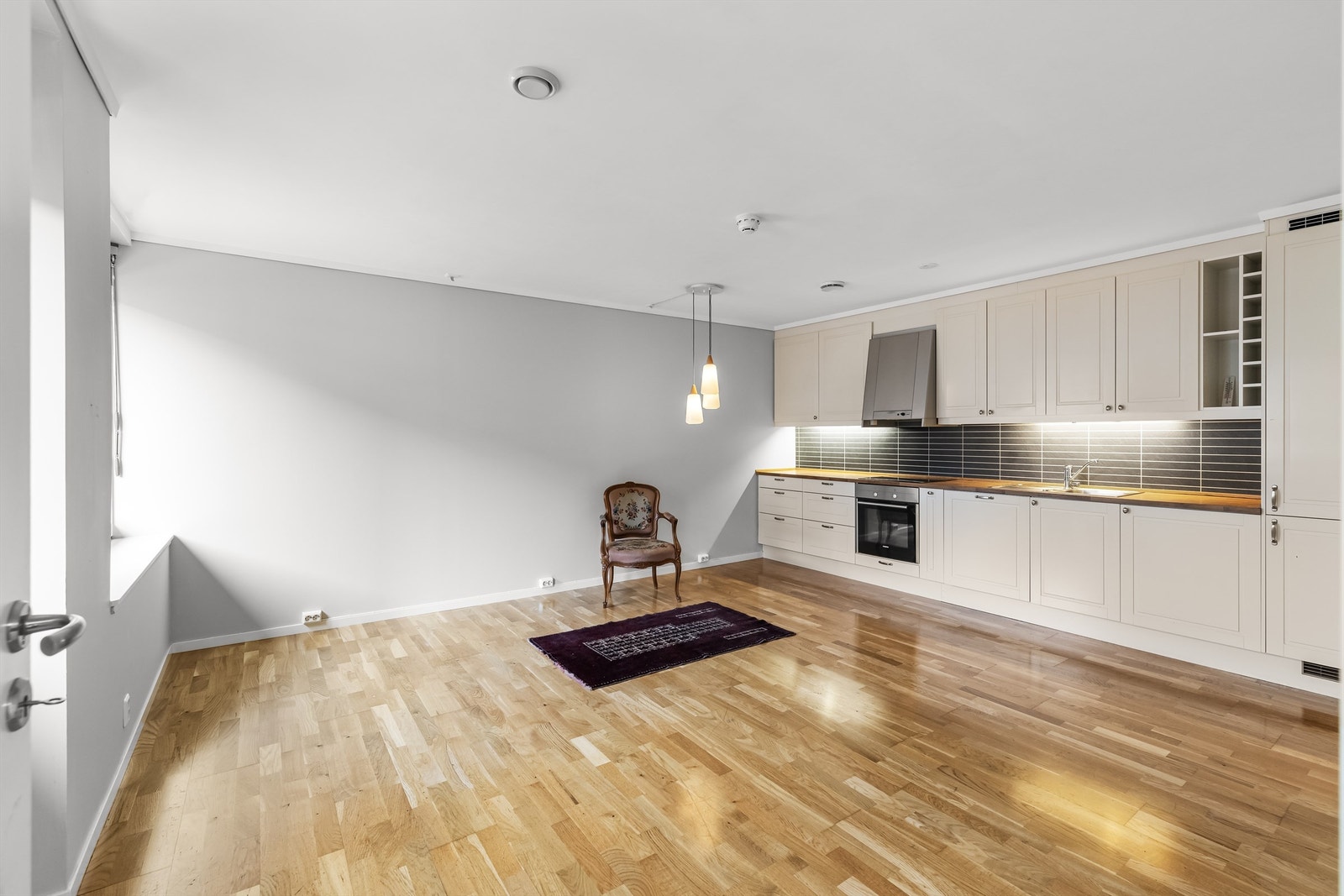 Romslig stue med plass til både spisestue og tv-stue Galleribilde