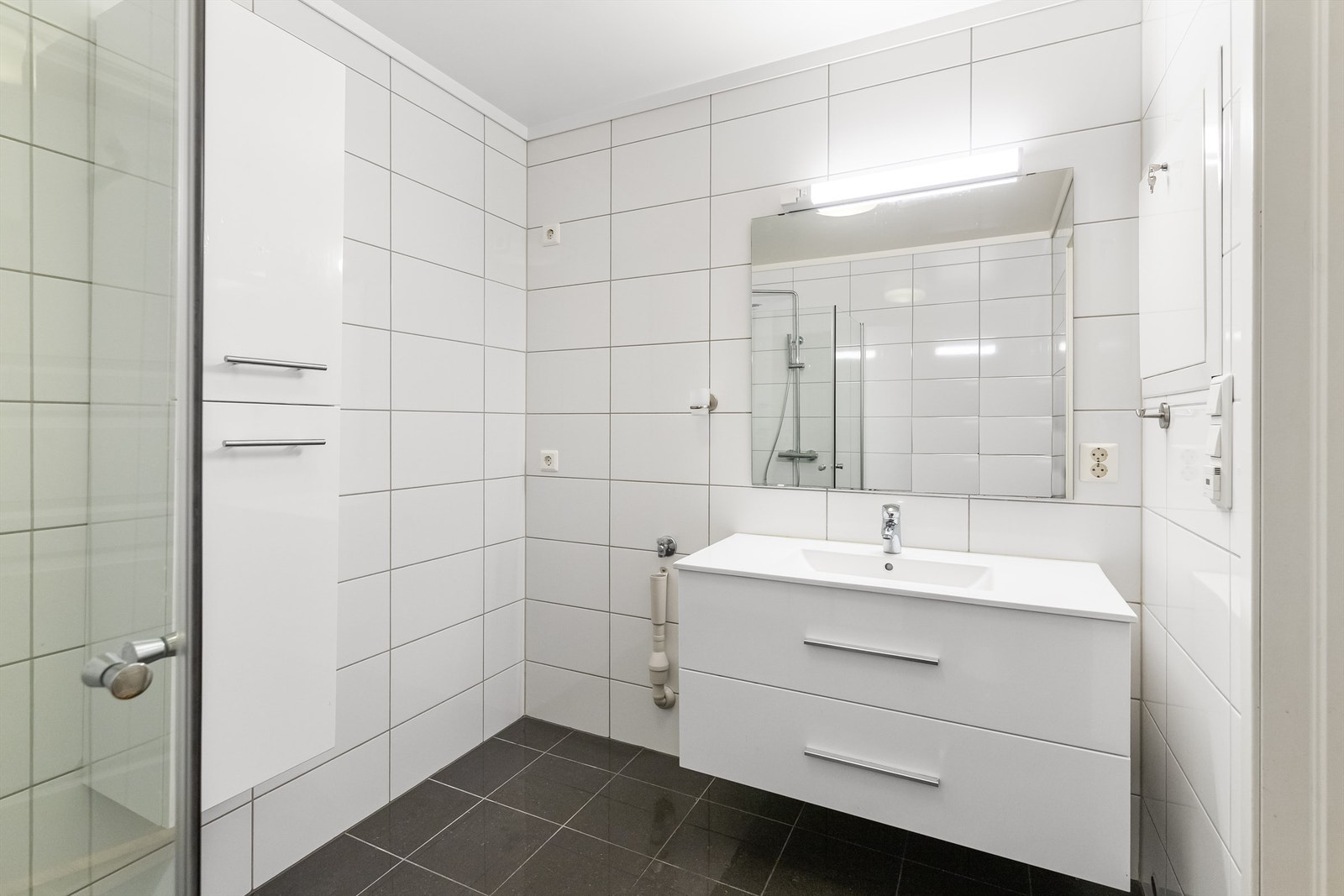 Flislagt bad/wc med opplegg til vaskemaskin. Galleribilde