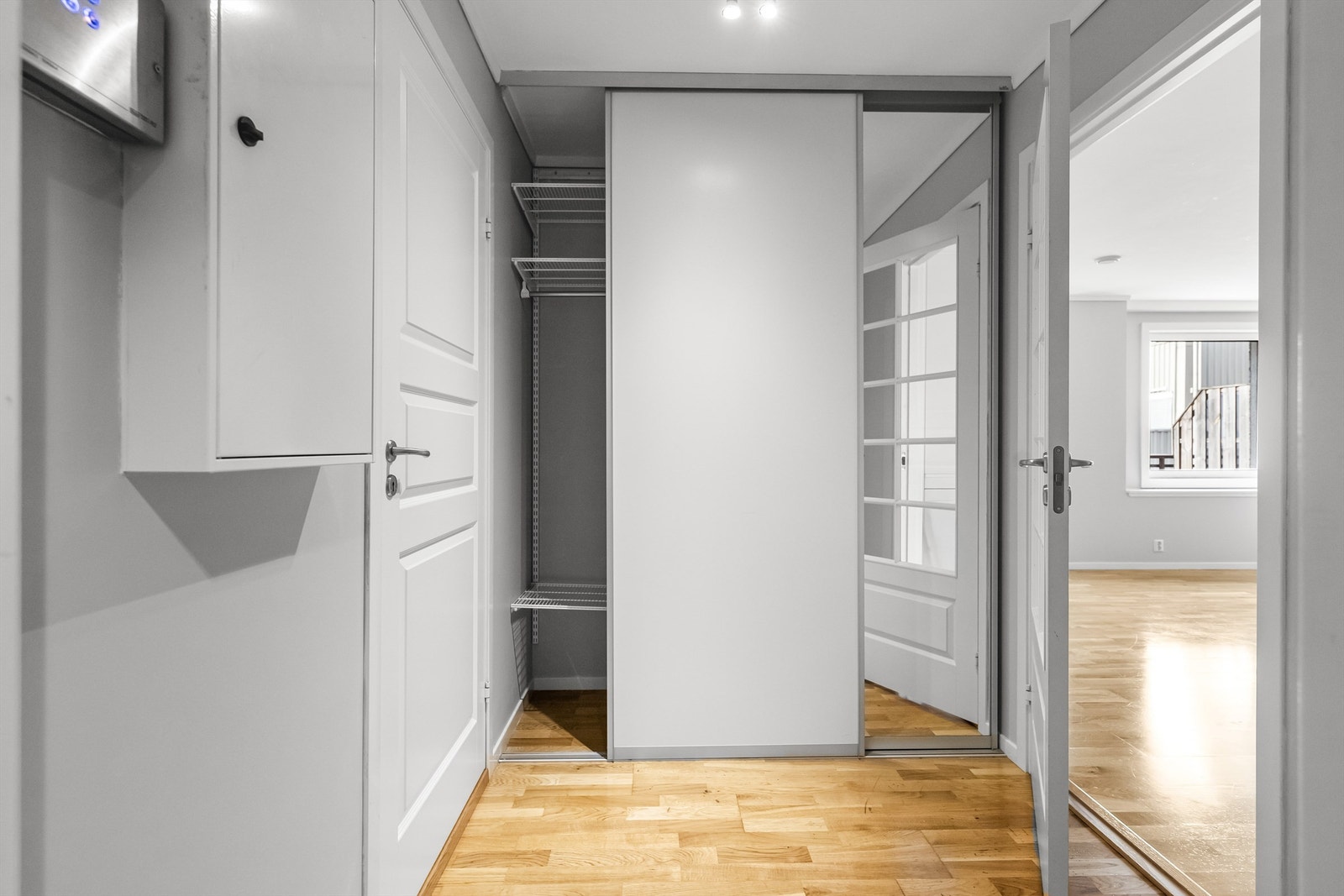 Garderobeskap i gang Galleribilde