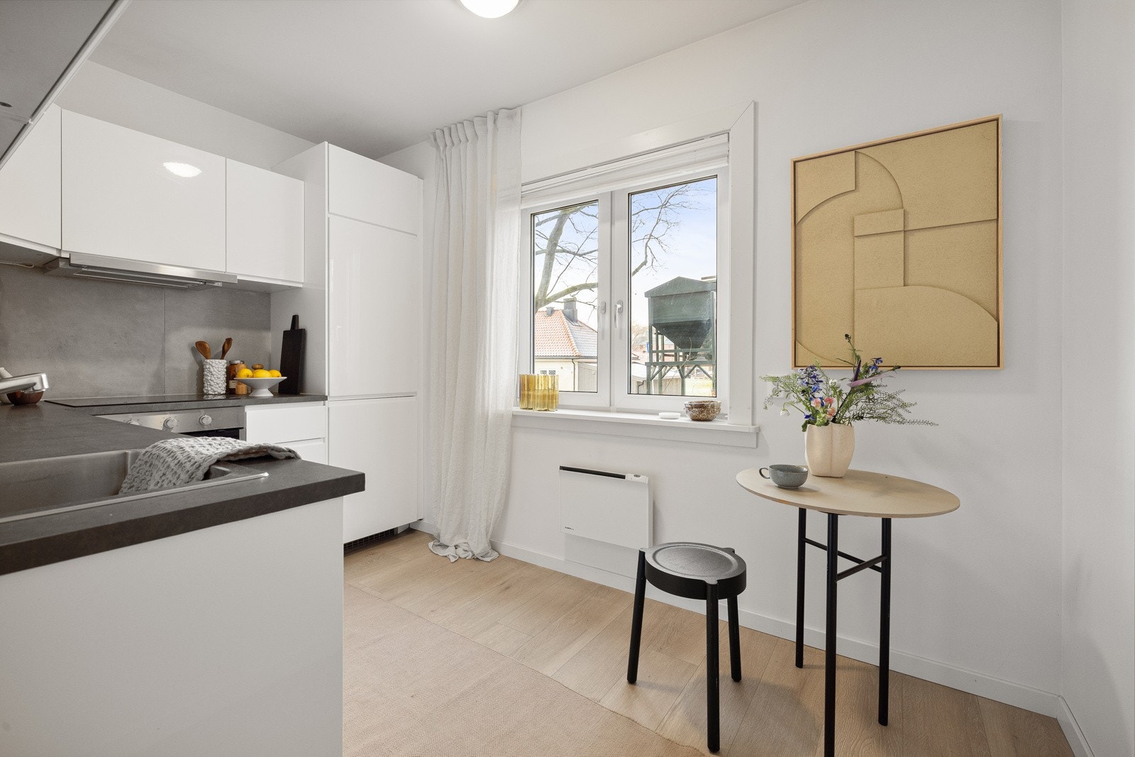 Keramisk topp, integrert komfyr, oppvaskmaskin og kjøl/frys. Galleribilde