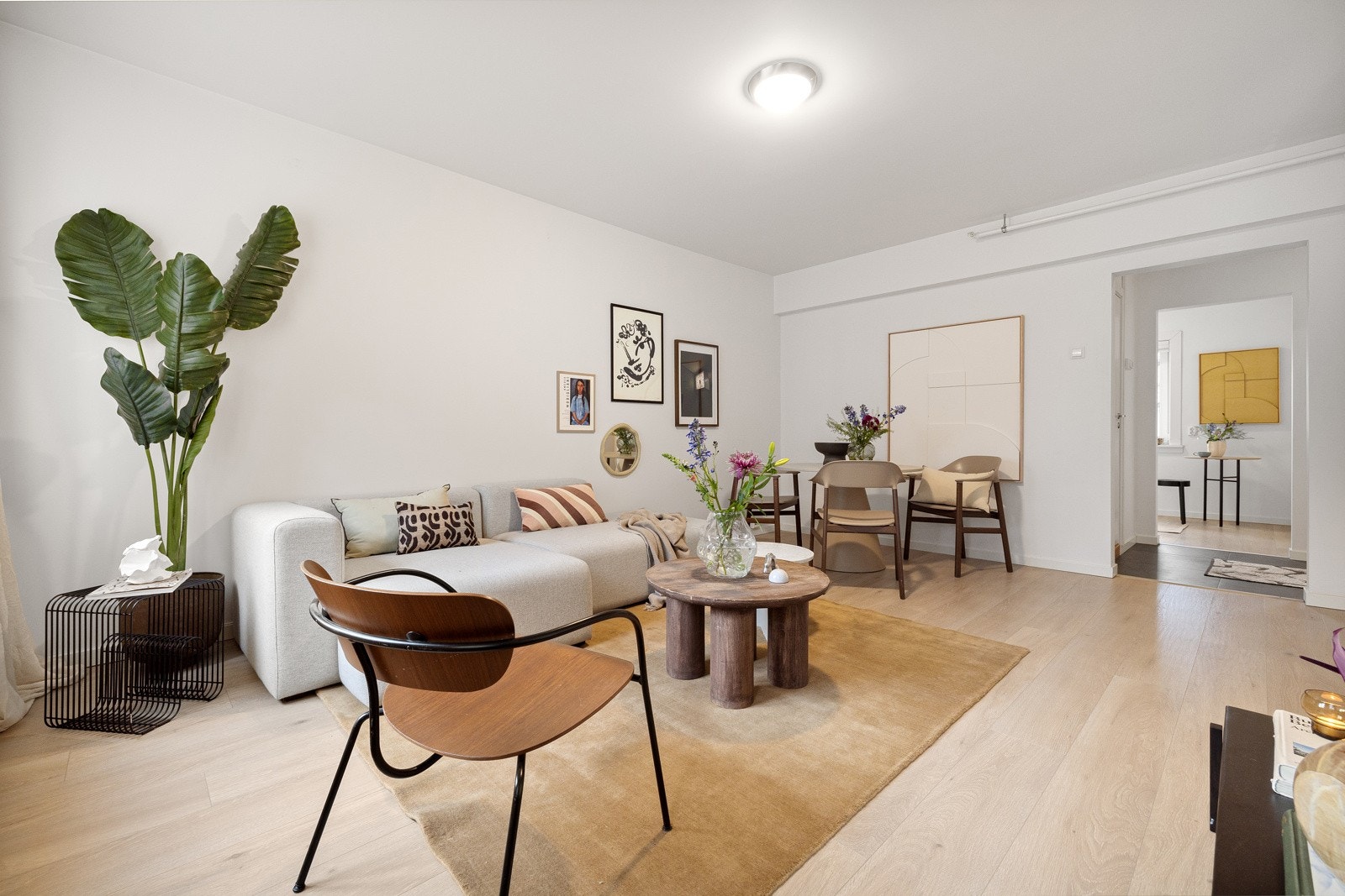 Stuen er lys og malt i tidsriktige farger. Galleribilde