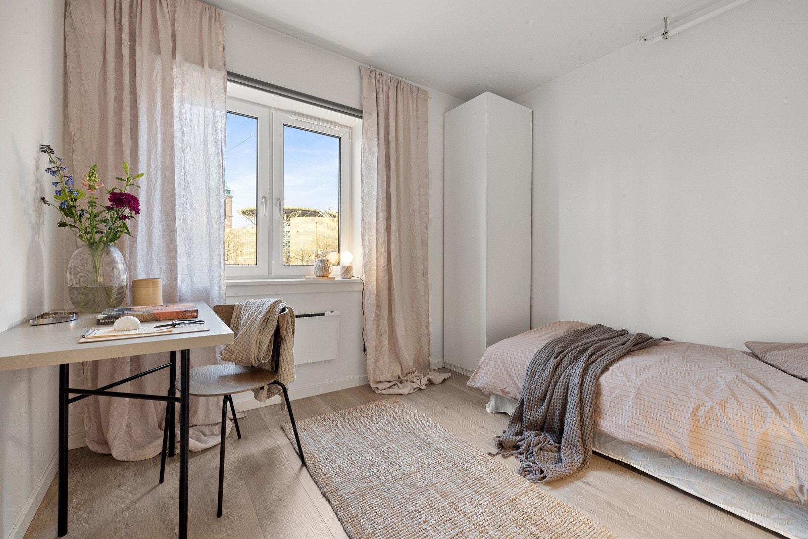 Soverommene har behagelige fargetoner og er enkel å innrede med plass til dobbeltseng og nattbord. Galleribilde