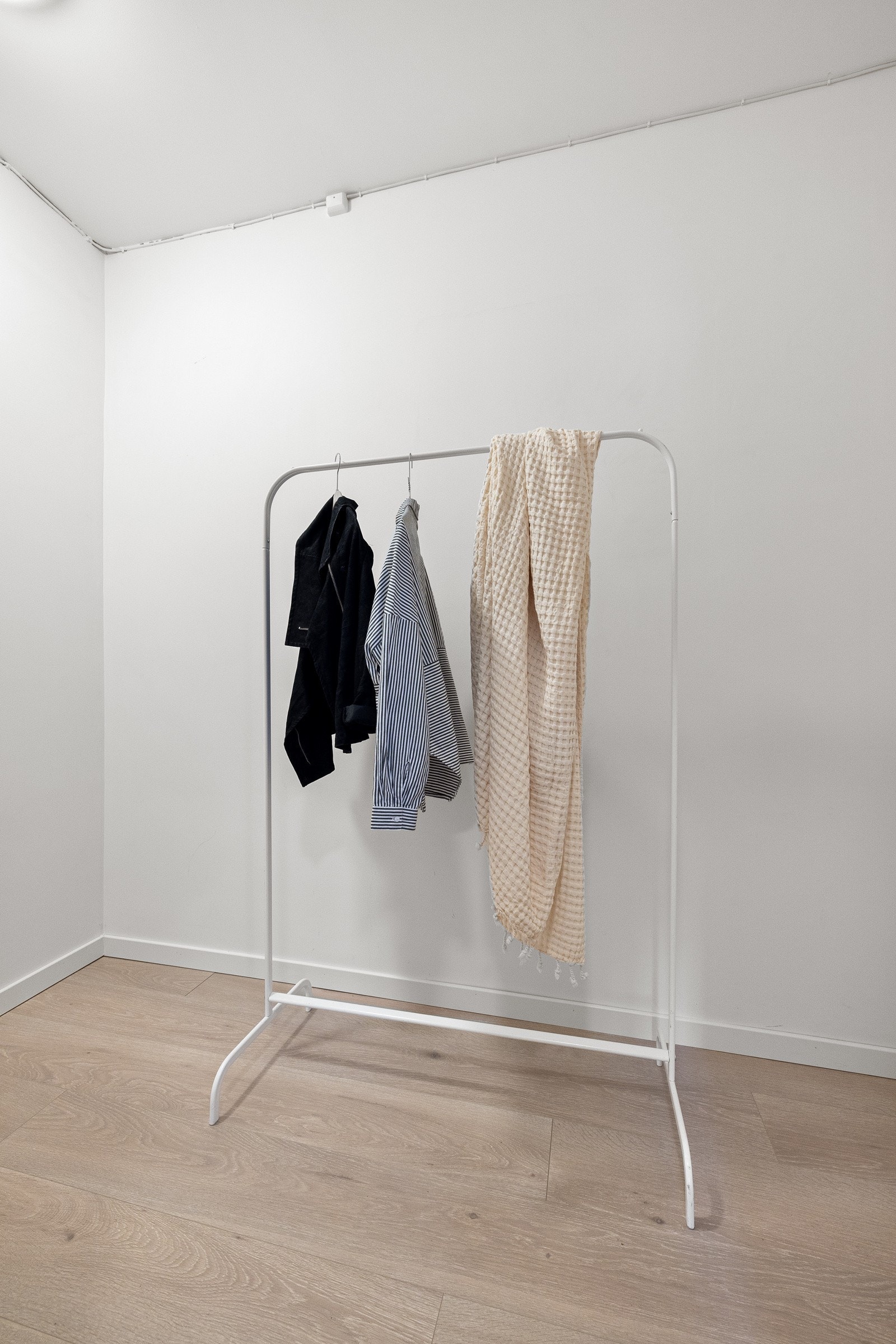 Bod tilknyttet entréen, som gir rikelig med oppbevaringsmuligheter av uttertøy og sko. Galleribilde