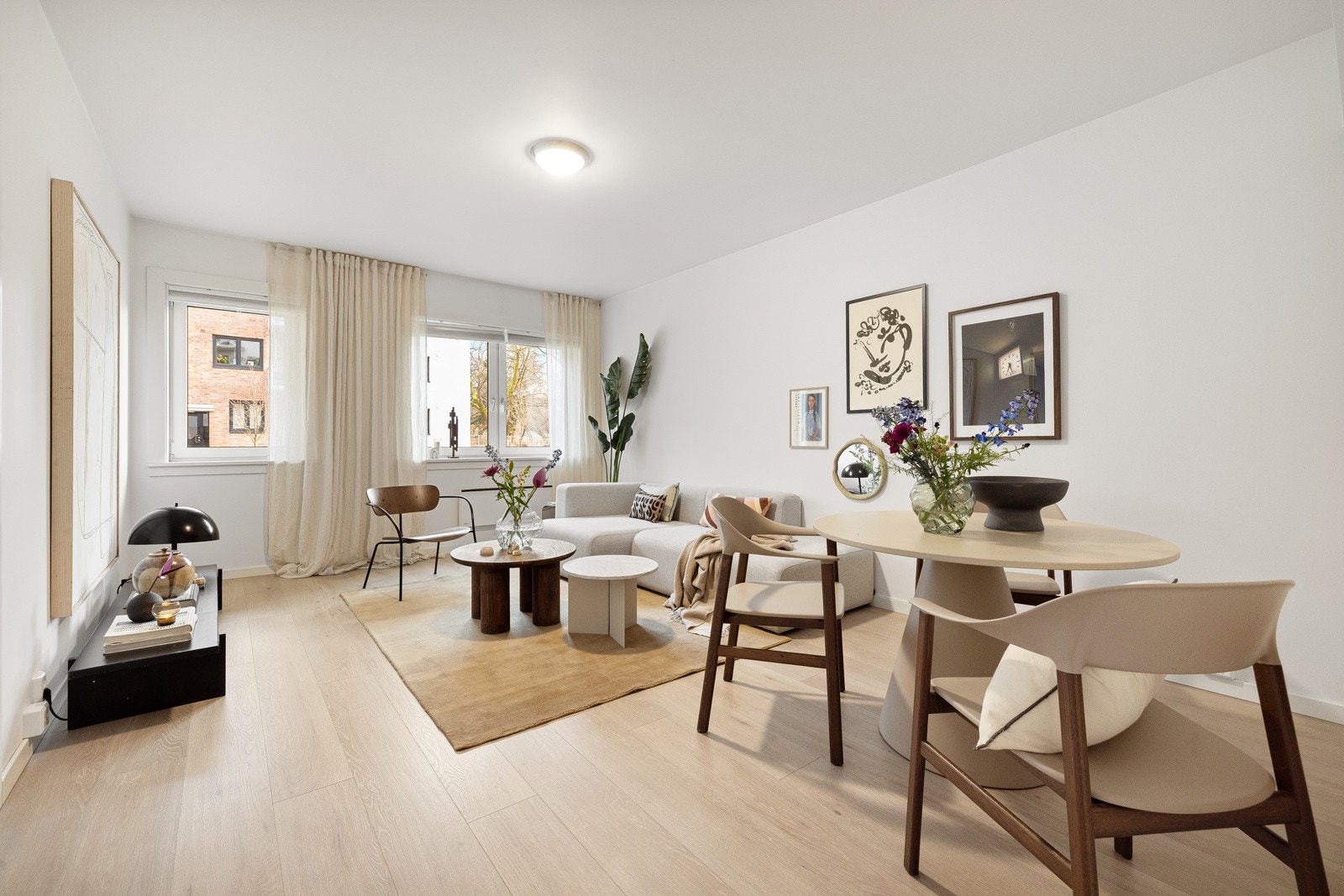 Stuen gir godt med naturlig lys og har plass til sofagruppe med tilhørende møblement, samt egen spisegruppe. Galleribilde