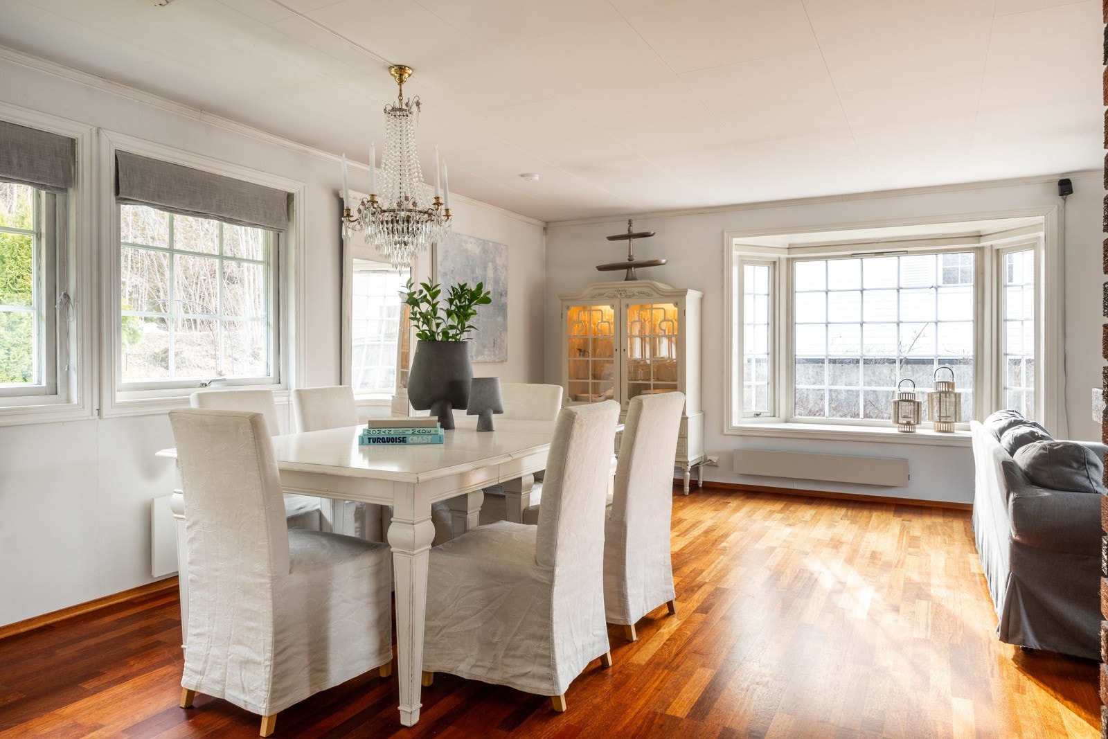 Innbydende stue med store vindusflater som slipper inn rikelig med naturlig lys. Galleribilde