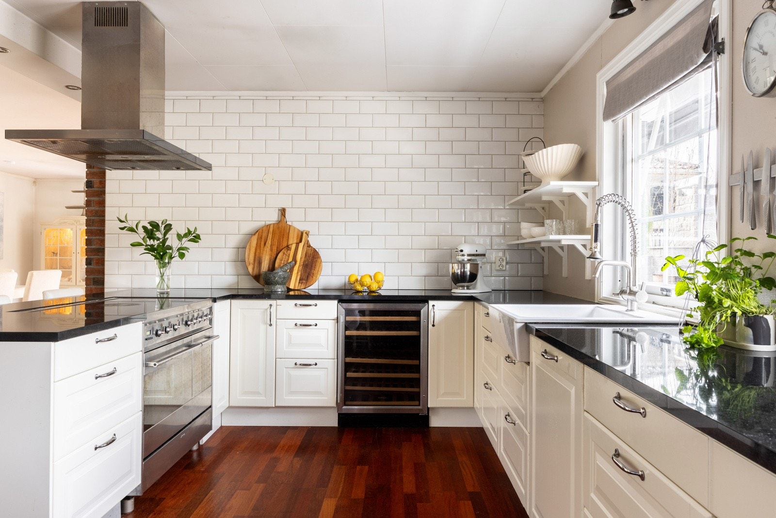 Innredningen har profilerte fronter, samt en svært påkostet benkeplate i granitt med overliggende servant i porselen. Galleribilde