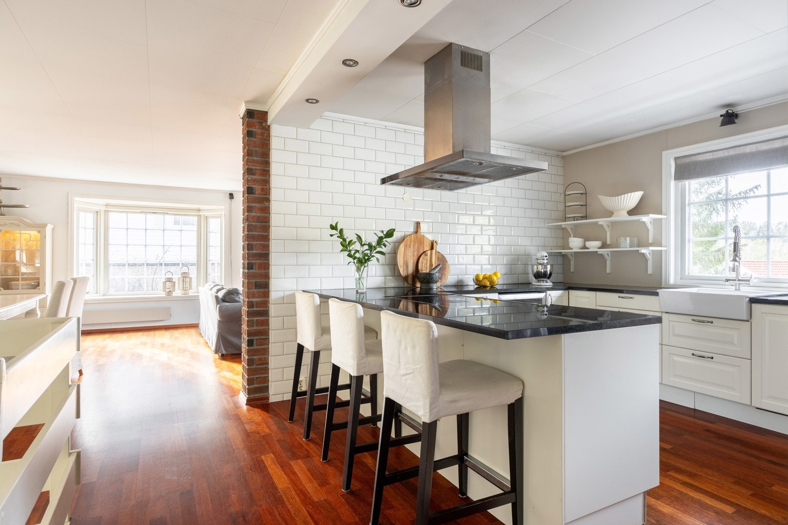 Hovedetasjen har en sosial åpen planløsning med stue og kjøkken i ett. Galleribilde