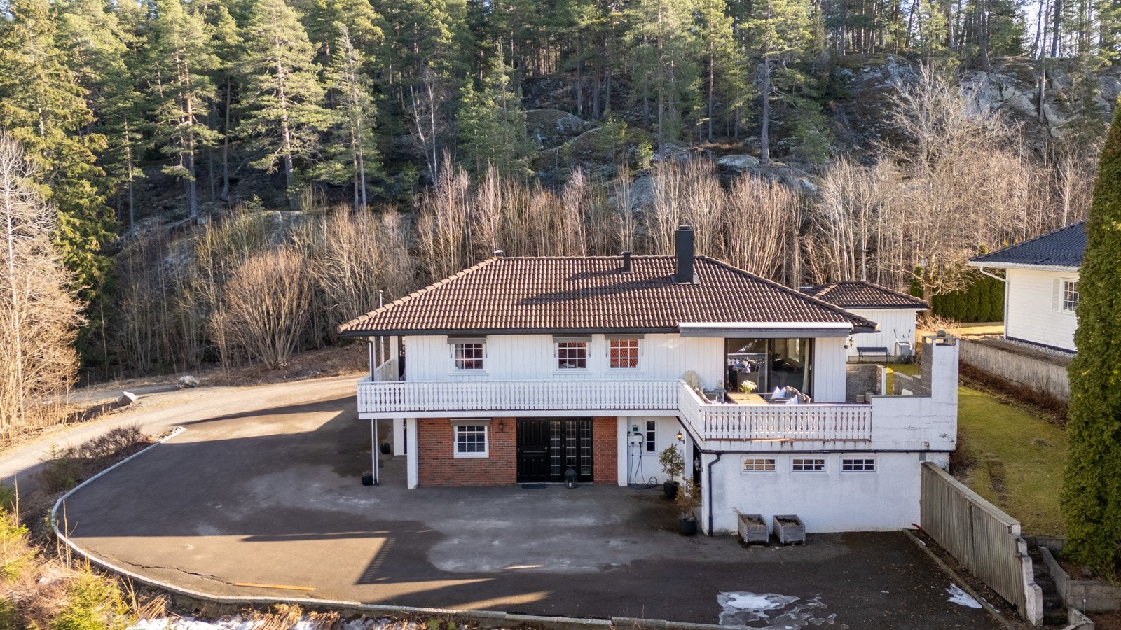 Det er parkering i garasje, samt flere biloppstillingsplasser på tomten. Galleribilde