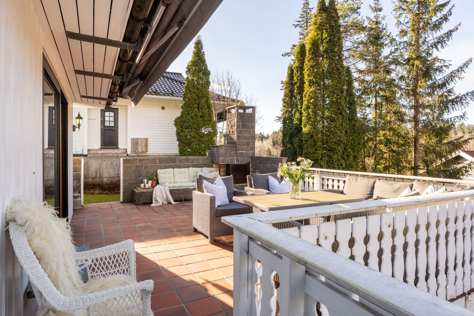 Terrassen er solrik og har flott utsikt. På sommerstid er det sol fra ca. kl. 09-22.30. Galleribilde