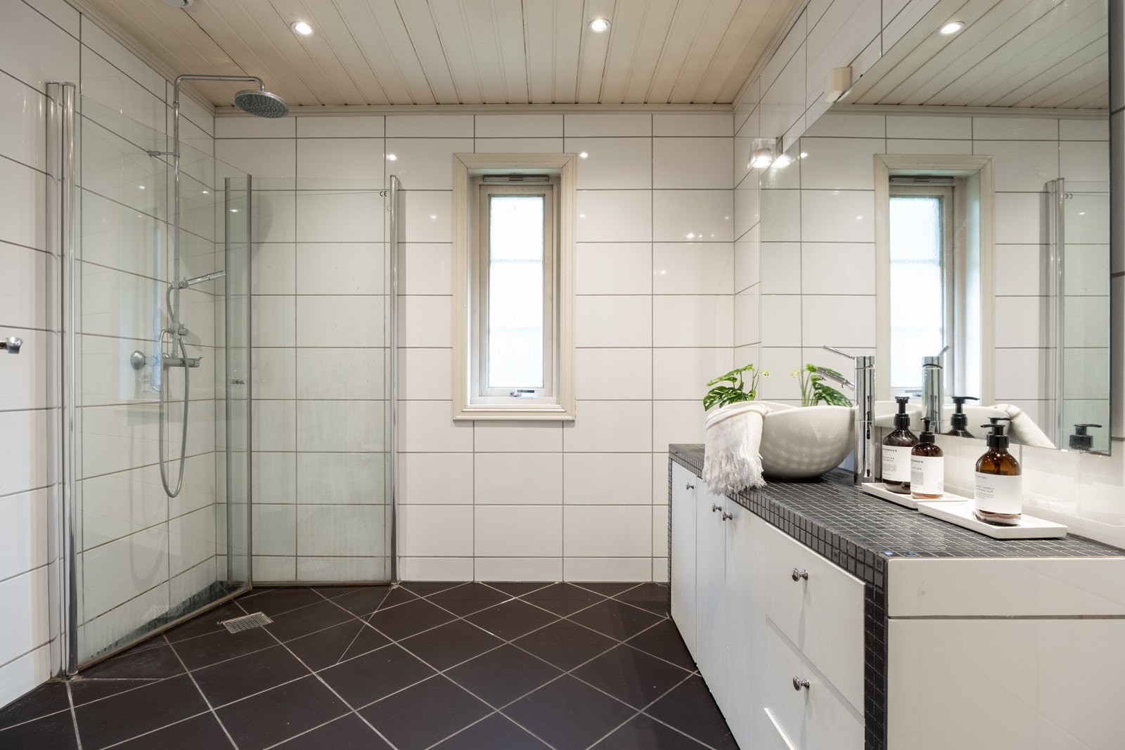 Videre har hovedetasjen et pent flislagt bad fra 2009 med varmekabler i gulvet. Galleribilde