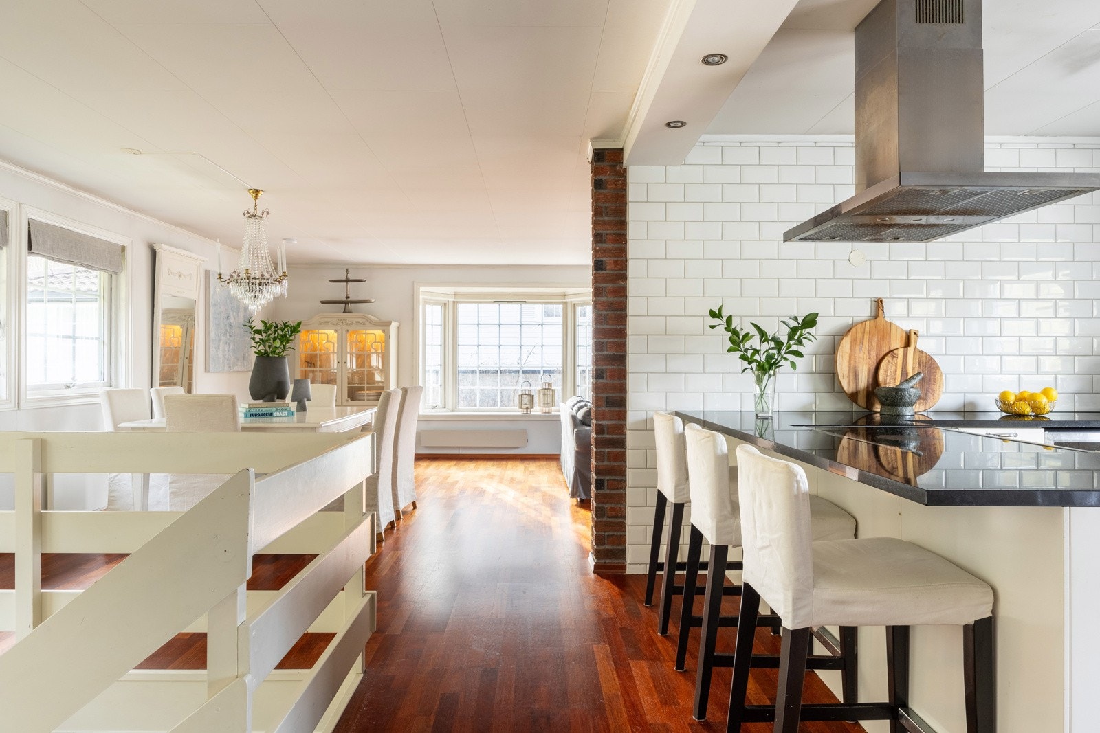 Den åpne løsningen med stuen gir et velfungerende sosialt oppholdsrom, både med familien og gjester. Galleribilde