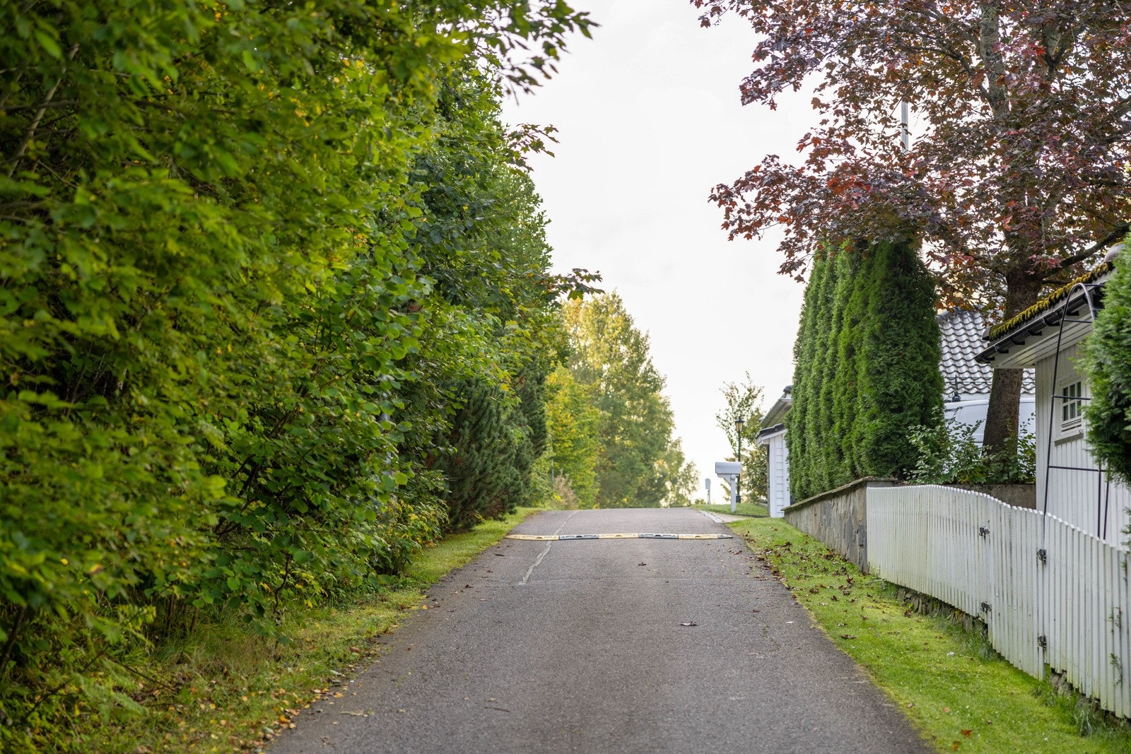 Beliggenheten innerst i en hesteskovei gjør at man bor skjermet fra sjenerende trafikk og støy, og egner seg utmerket for de med barn. Galleribilde