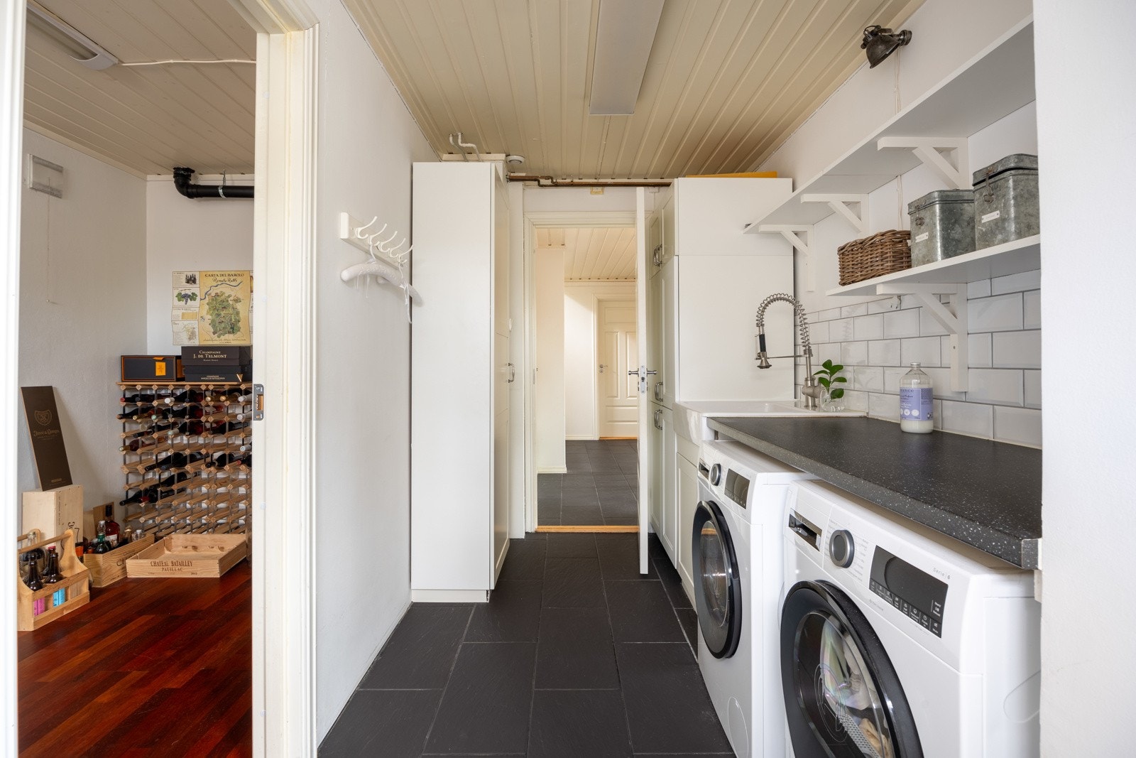 Varmtvannsbereder på 189 L fra 2002. Det er en praktisk bod innenfor vaskerommet med rikelig av lagringsplass. Galleribilde