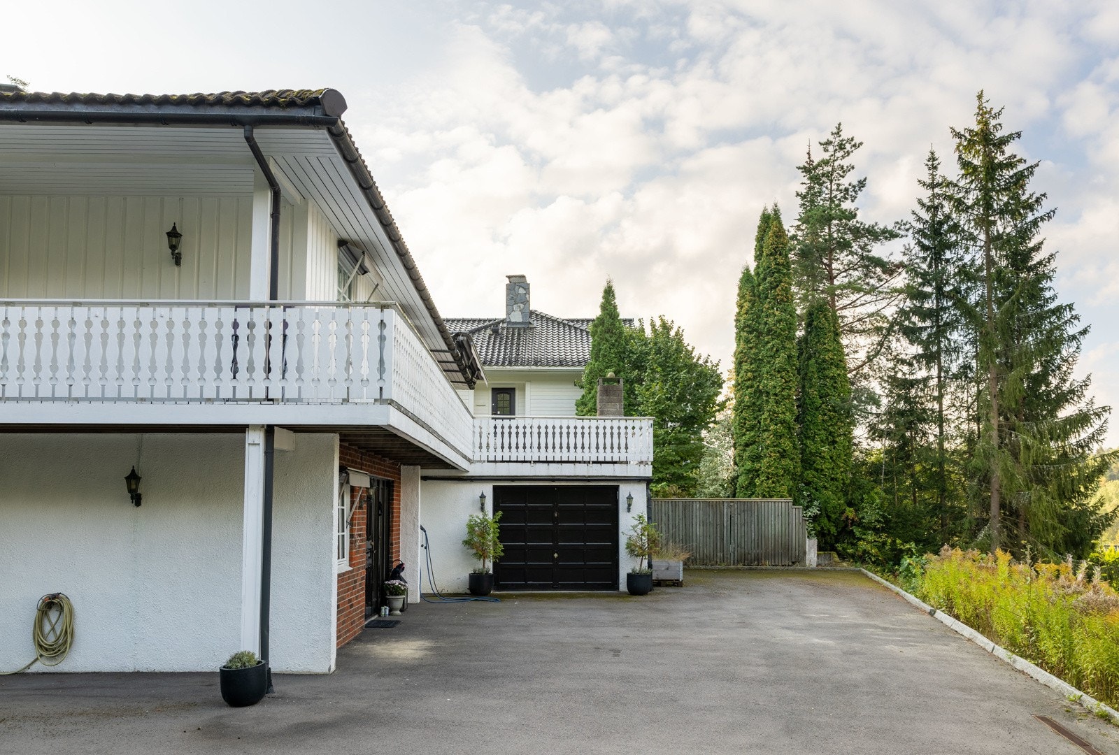 Dette er en innholdsrik enebolig over to etasjer, med skjermet beliggenhet. Galleribilde