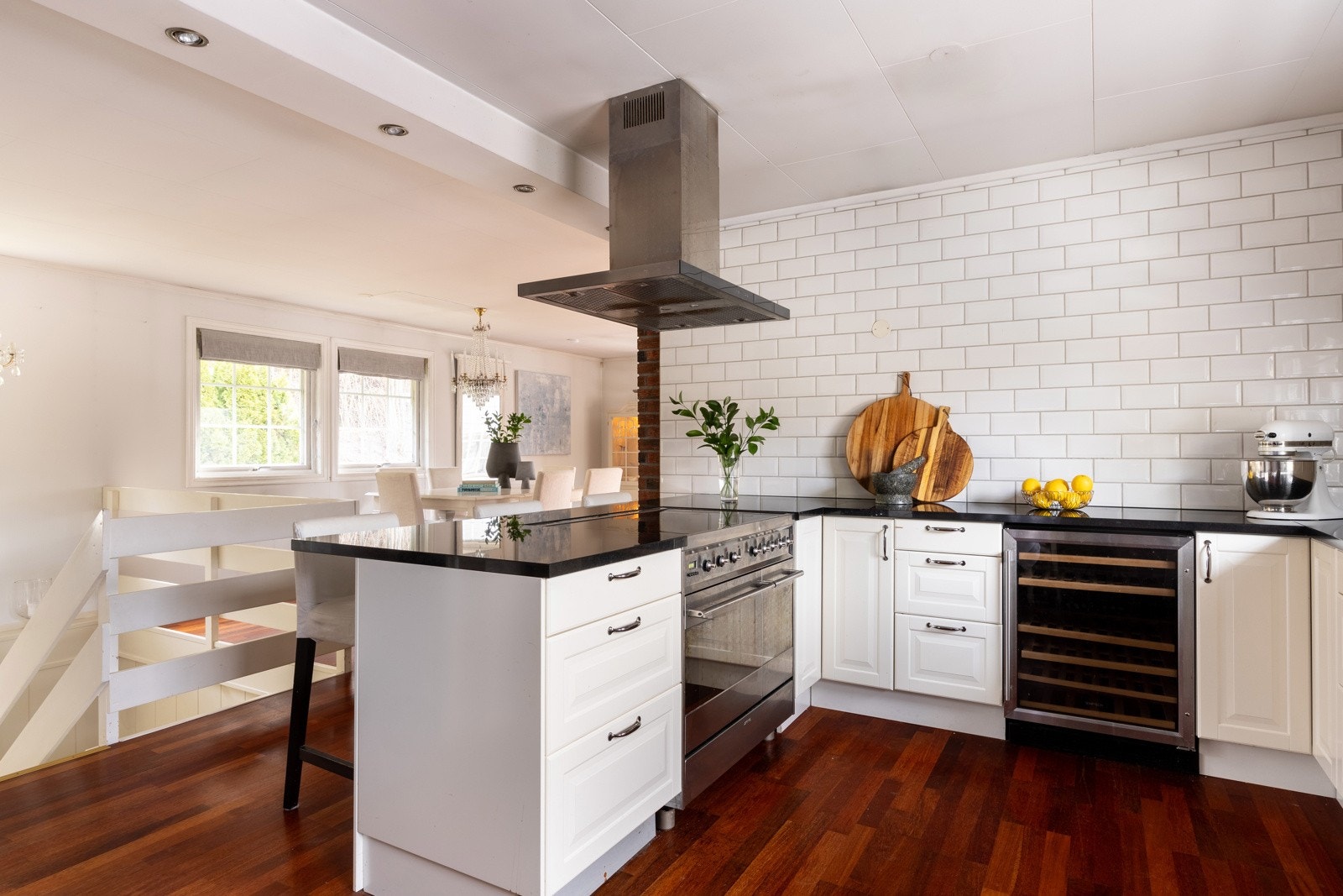 God dybde på kjøkkenbenkene gir fine arbeidsforhold. Galleribilde