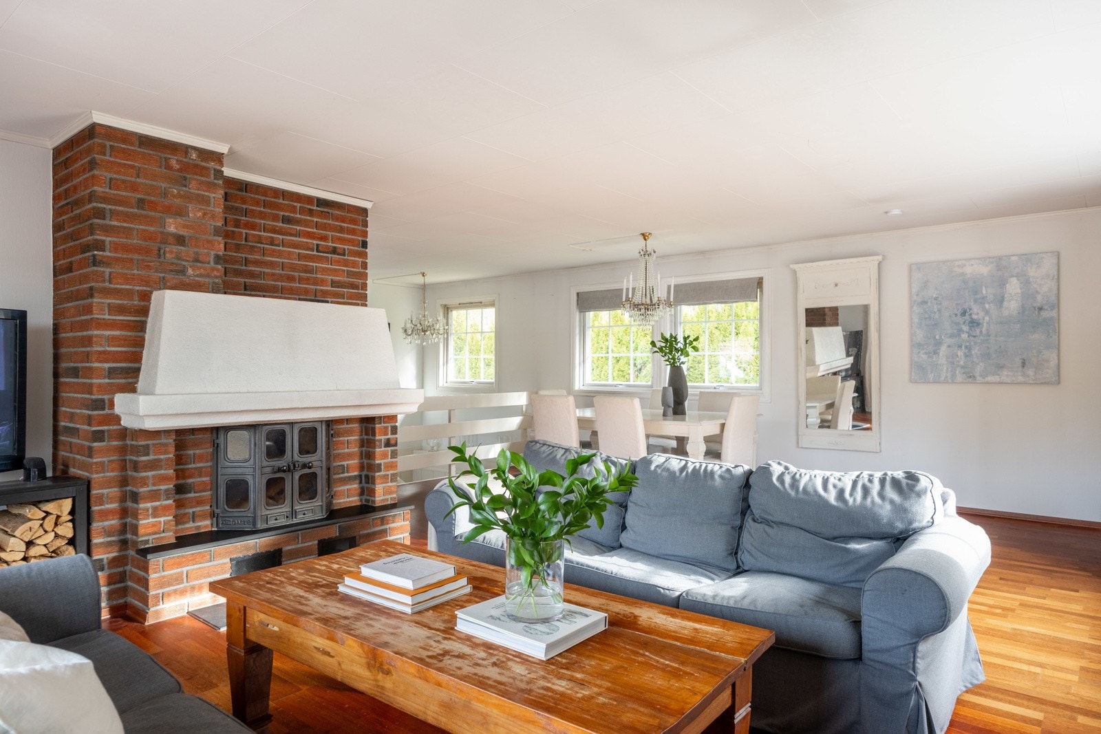 Det er peis i begge etasjer, som varmer godt i kaldere årstider. Galleribilde