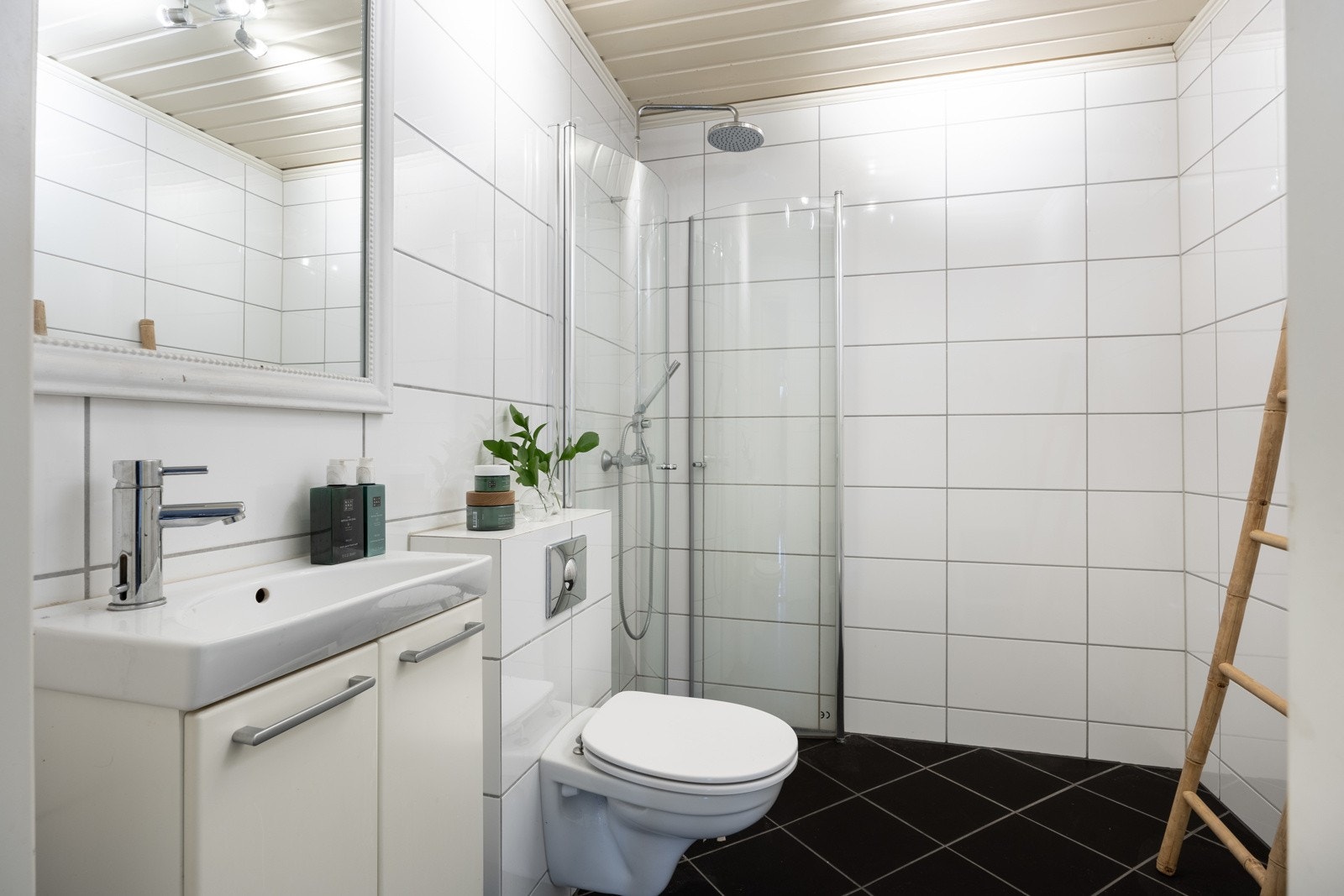 Flislagt bad fra 2009 med membran og flis over eksisterende flis, samt vannrør og avløpsrør fra byggår. Galleribilde