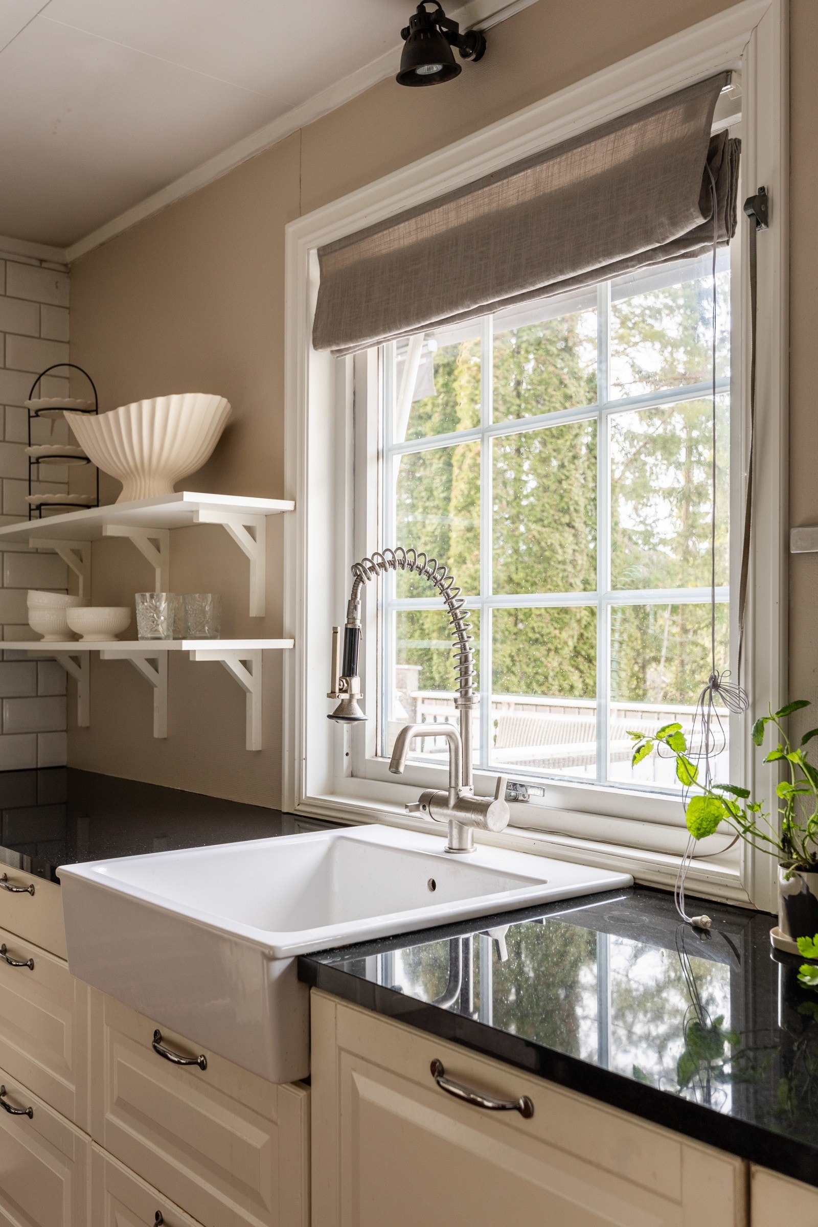 Flott utsikt over nærområdet fra kjøkkenvinduet. Galleribilde