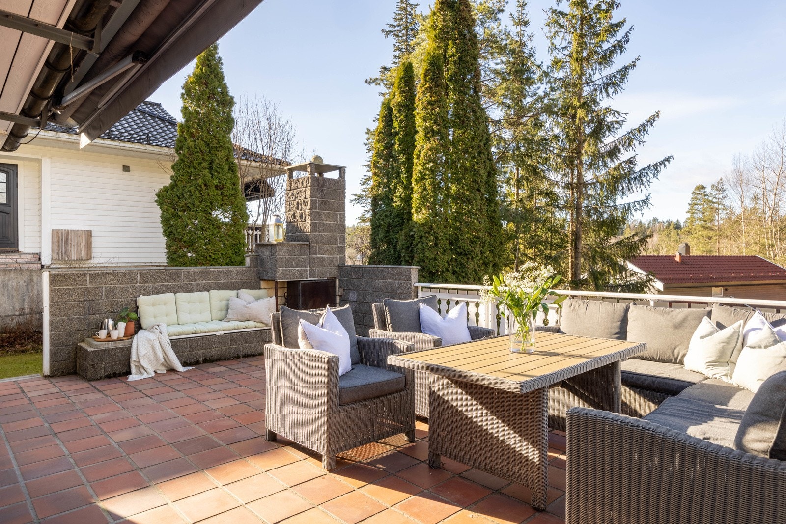 Meget lettstelt og romslig uteareal med mange bruksområder til både sosiale aktiviteter, samt stillhet og avslapping. Galleribilde