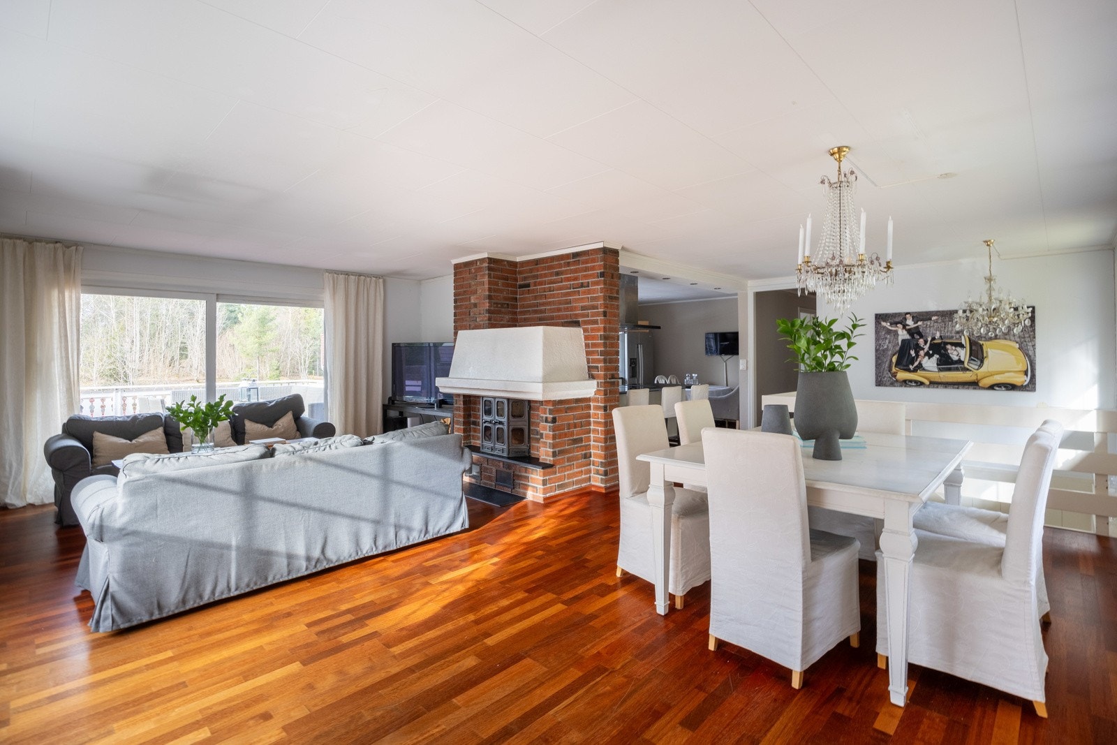 Det er flere soner, både med spisestue og TV-krok. Galleribilde