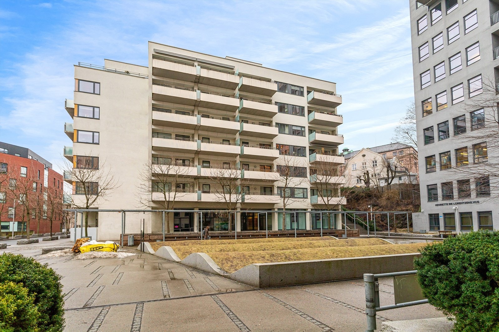 Felles tomt opparbeidet med grøntområder, diverse beplantning, sittegrupper. Galleribilde